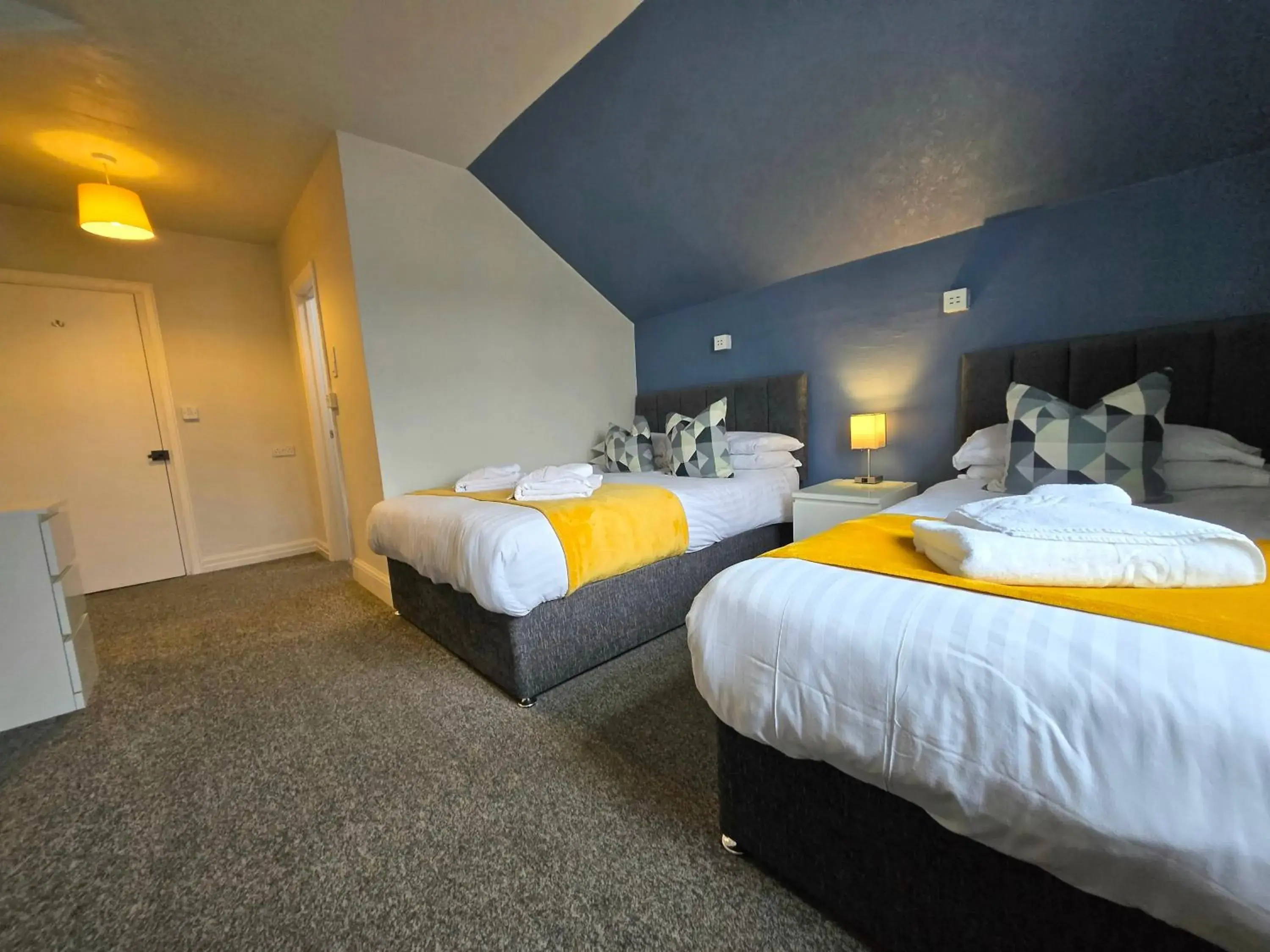 Standard Triple Room in Beach Hotel Torbay B&B Standard Triple Room in Beach Hotel Torbay B&B