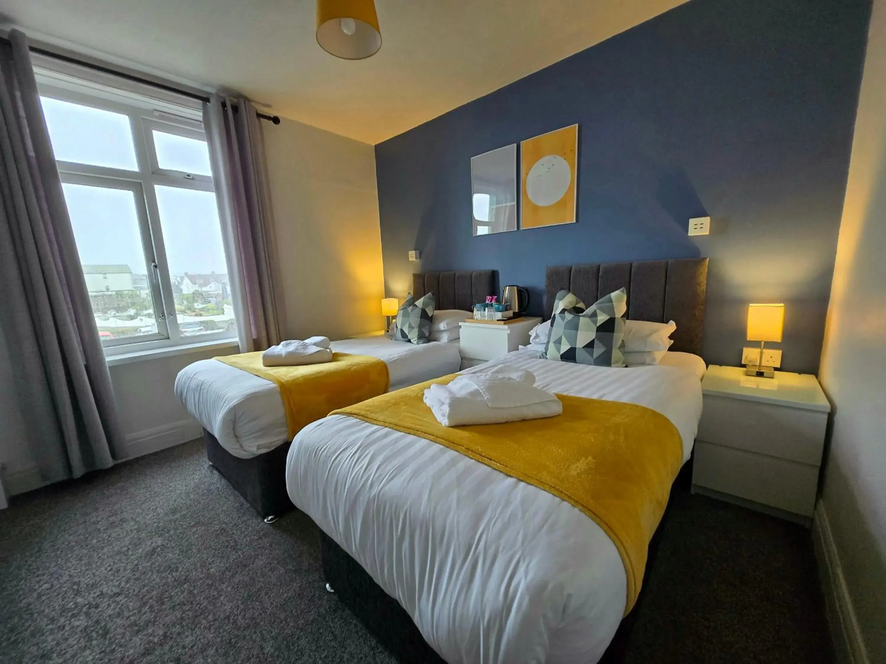 Standard Twin Room with Partial Sea View in Beach Hotel Torbay B&B Standard Twin Room with Partial Sea View in Beach Hotel Torbay B&B