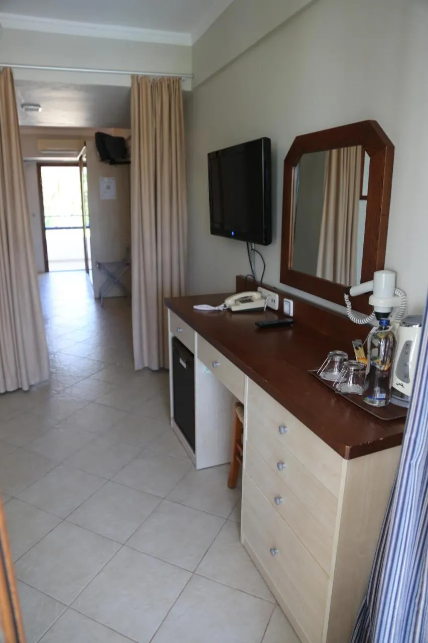 Communal lounge/ TV room in UzHan Beach Hotel