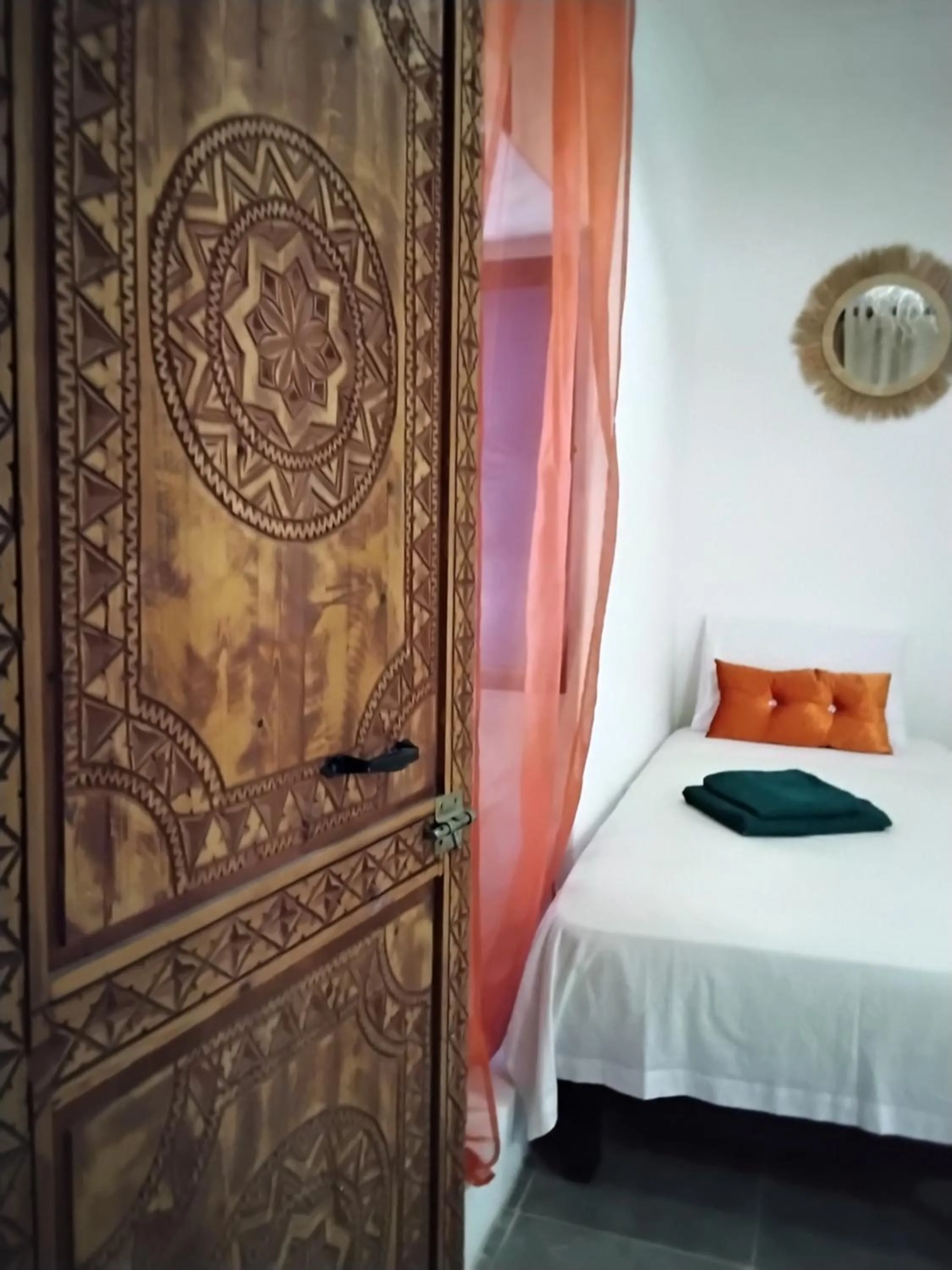 Standard Twin Room with Garden View - single occupancy in Riad Bouchouari 33