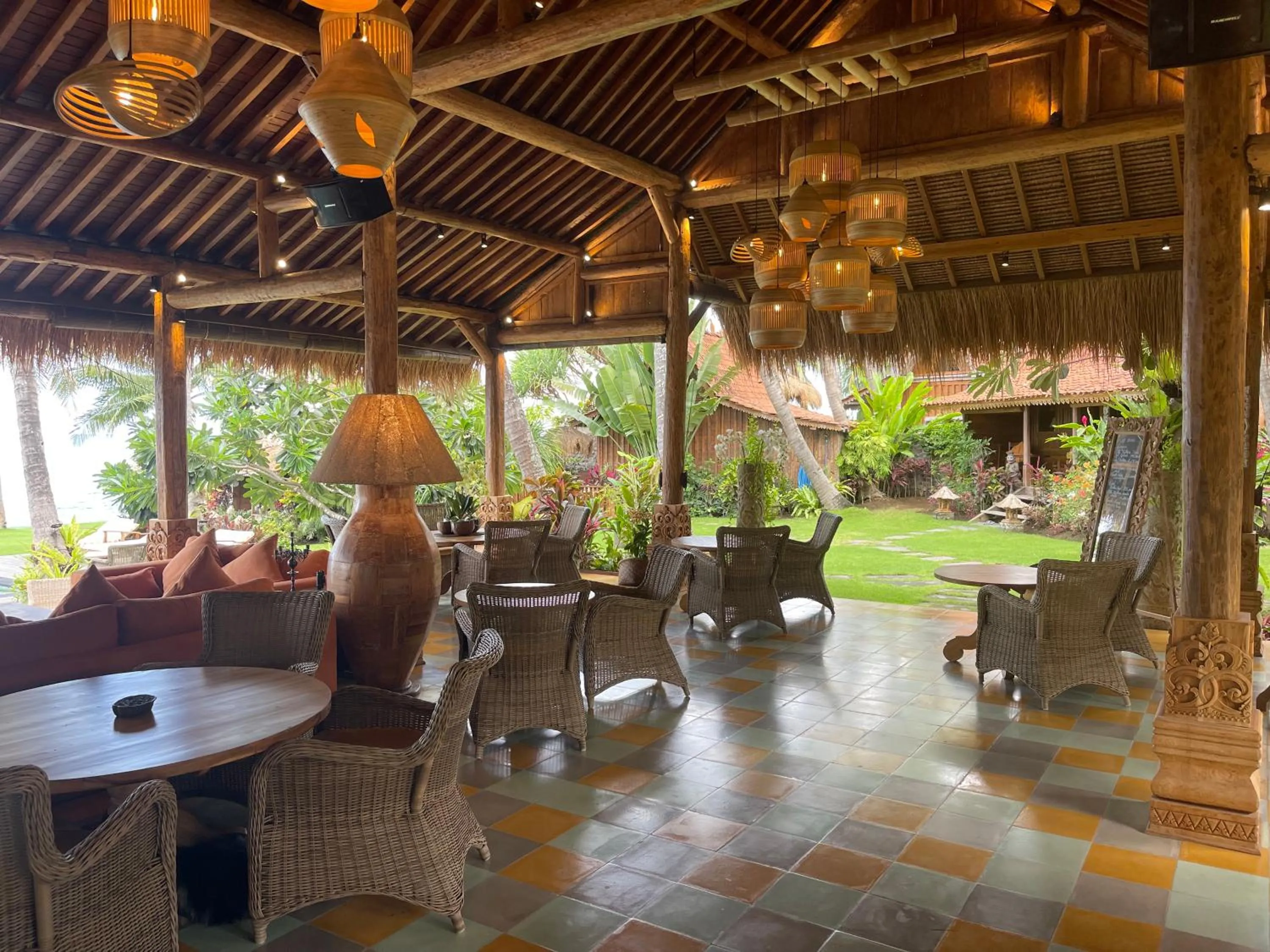Restaurant/places to eat in Louka Beach Bali