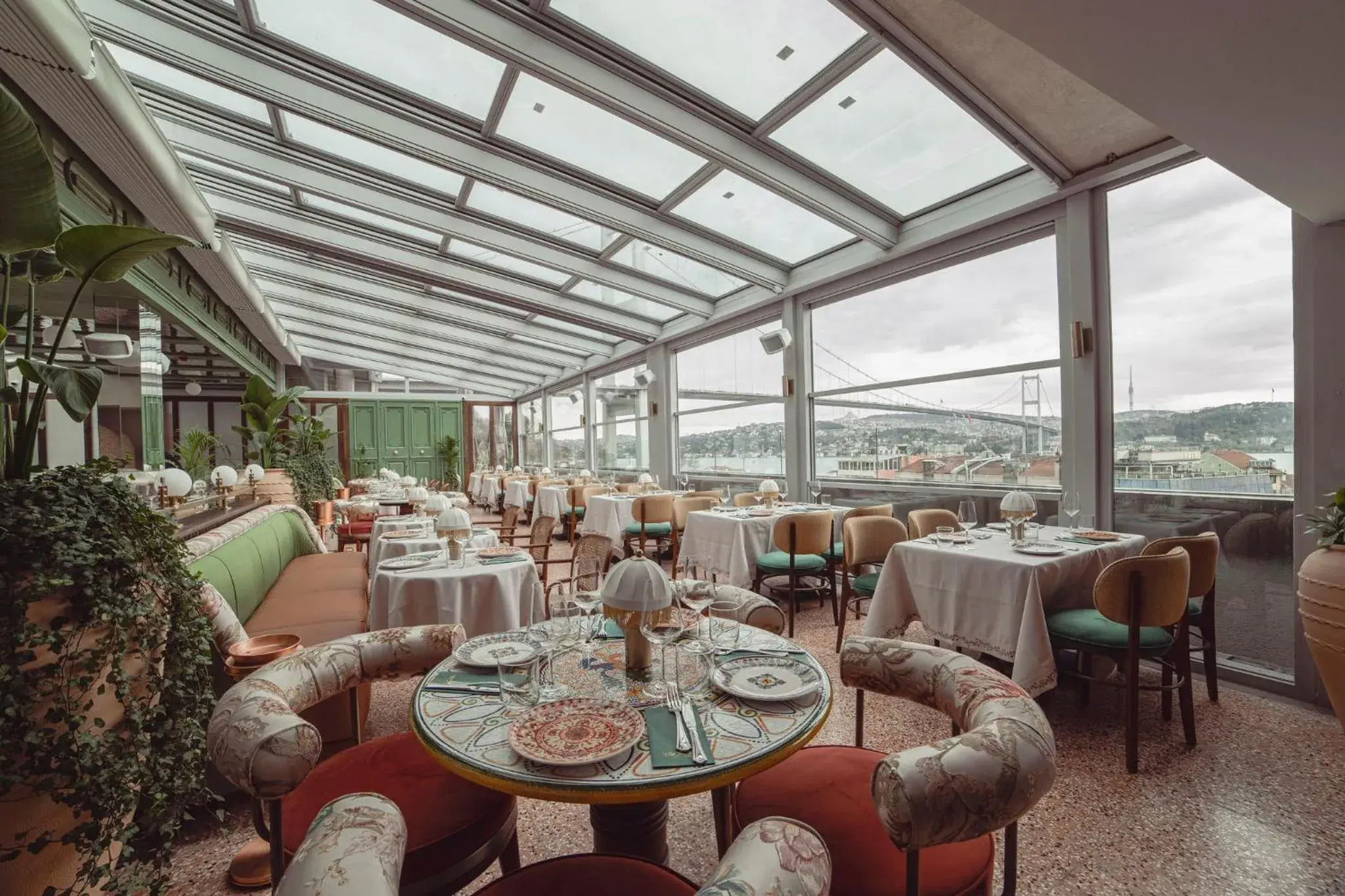 Lounge or bar in Crowne Plaza Istanbul - Ortakoy Bosphorus by IHG Lounge or bar in Crowne Plaza Istanbul - Ortakoy Bosphorus by IHG