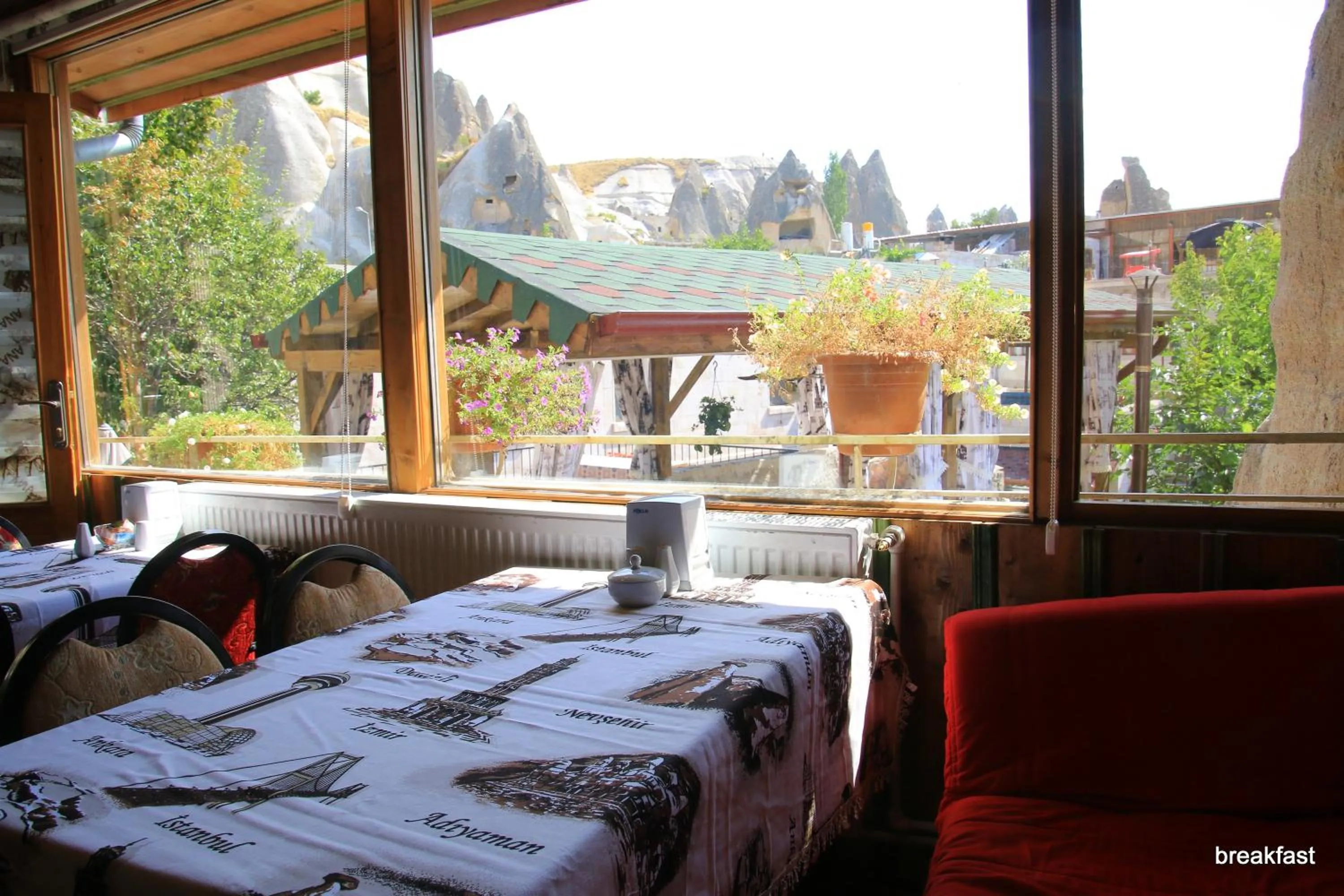 Communal lounge/ TV room, Bed in Anatolia cave hotel Pension