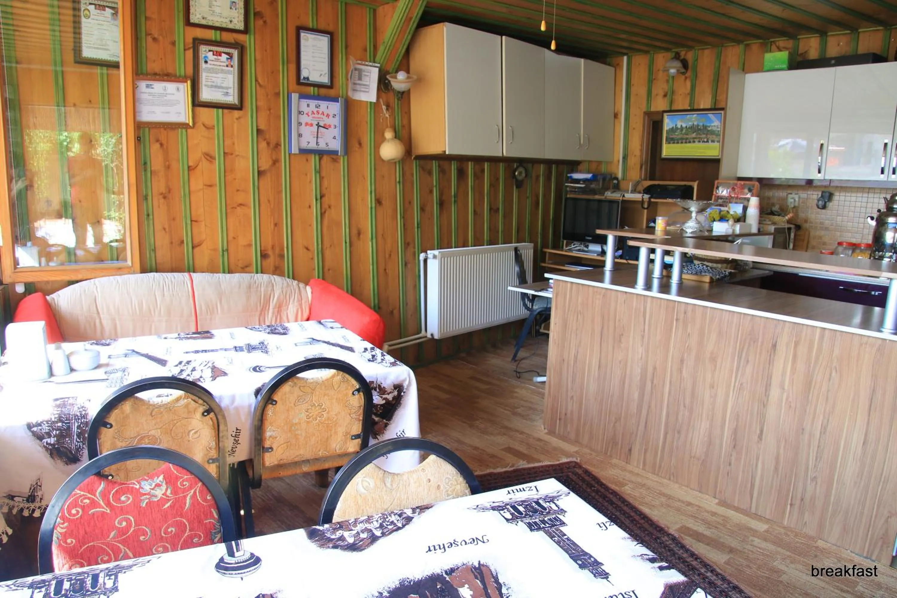 Communal lounge/ TV room in Anatolia cave hotel Pension