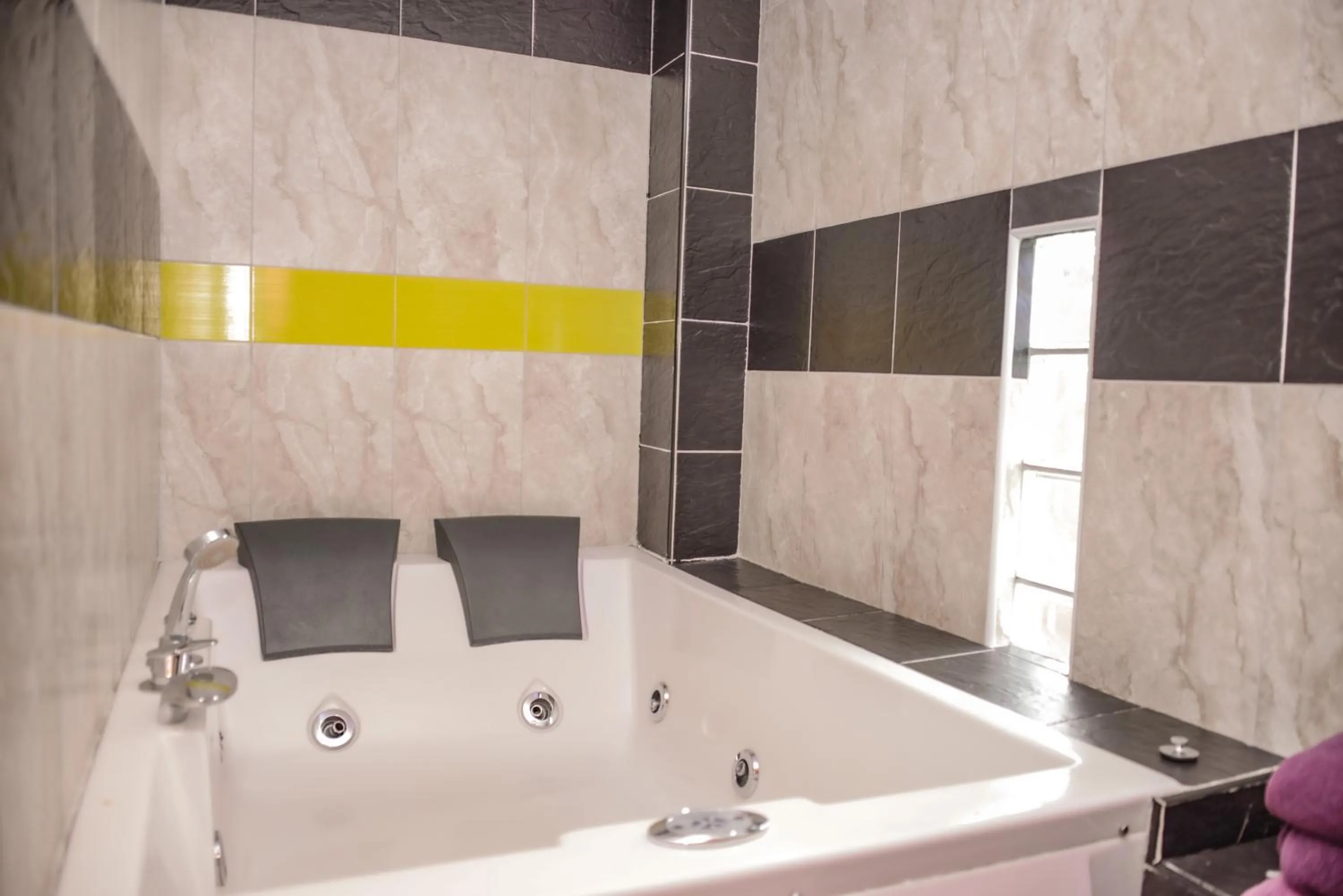 Hot Tub in Calle 8 Suites