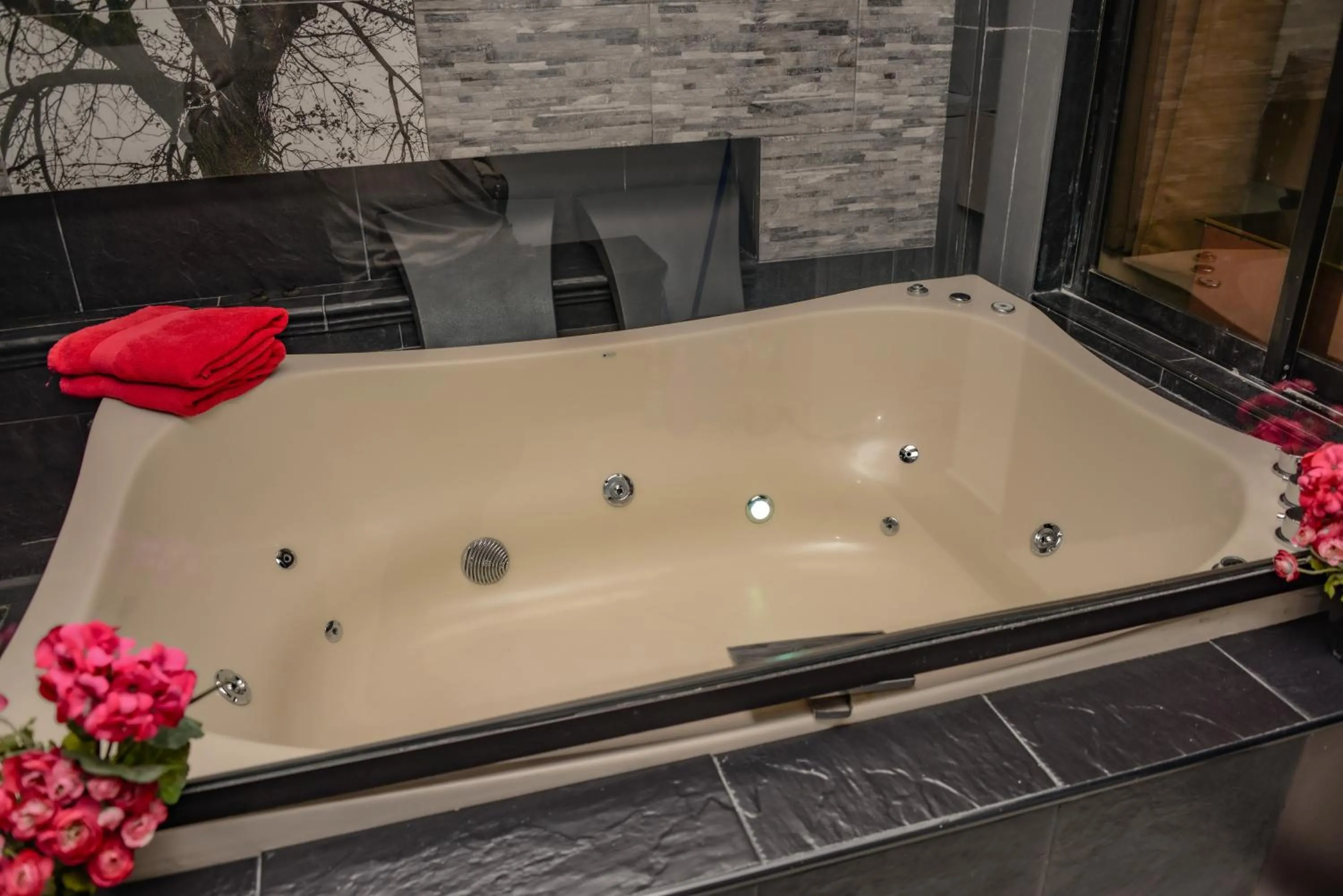 Hot Tub in Calle 8 Suites