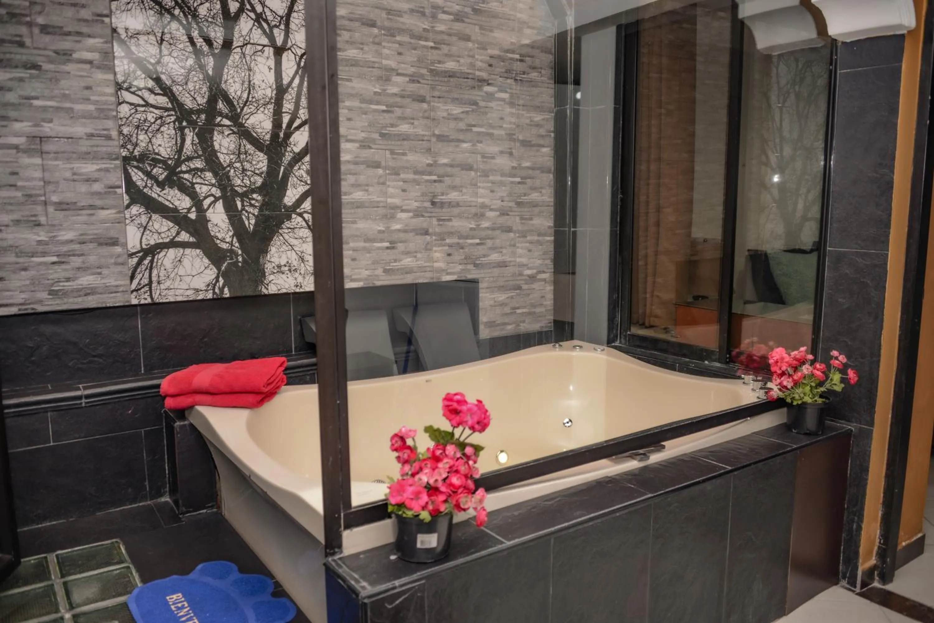 Hot Tub in Calle 8 Suites