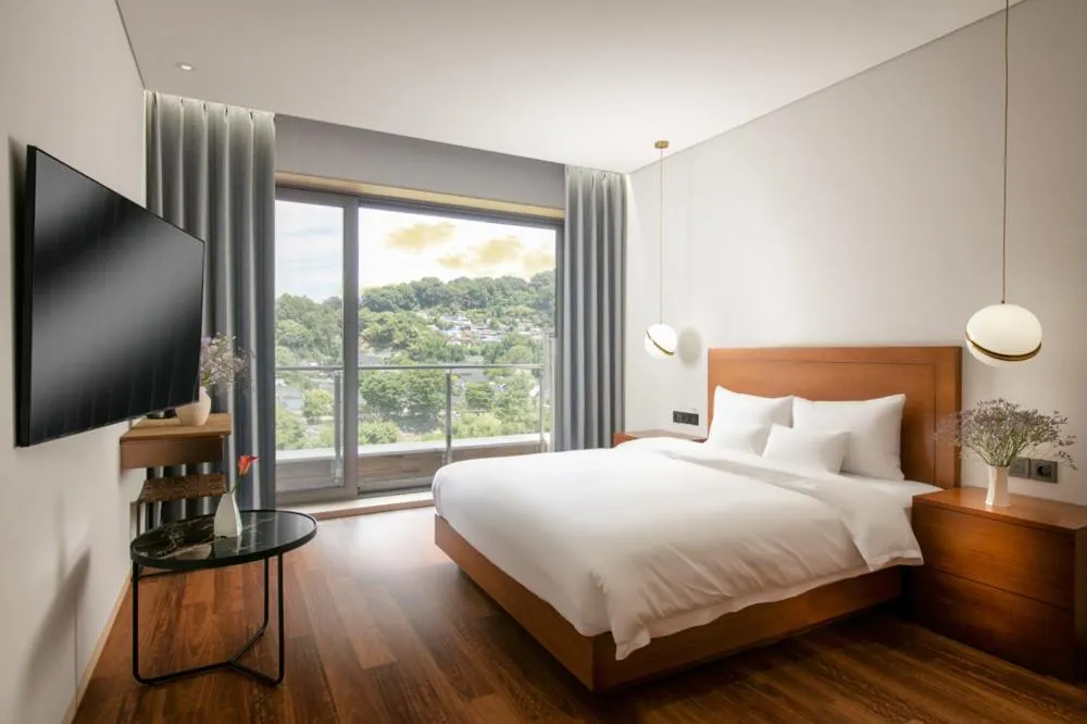 Photo of the whole room, Bed in Daon Hotel