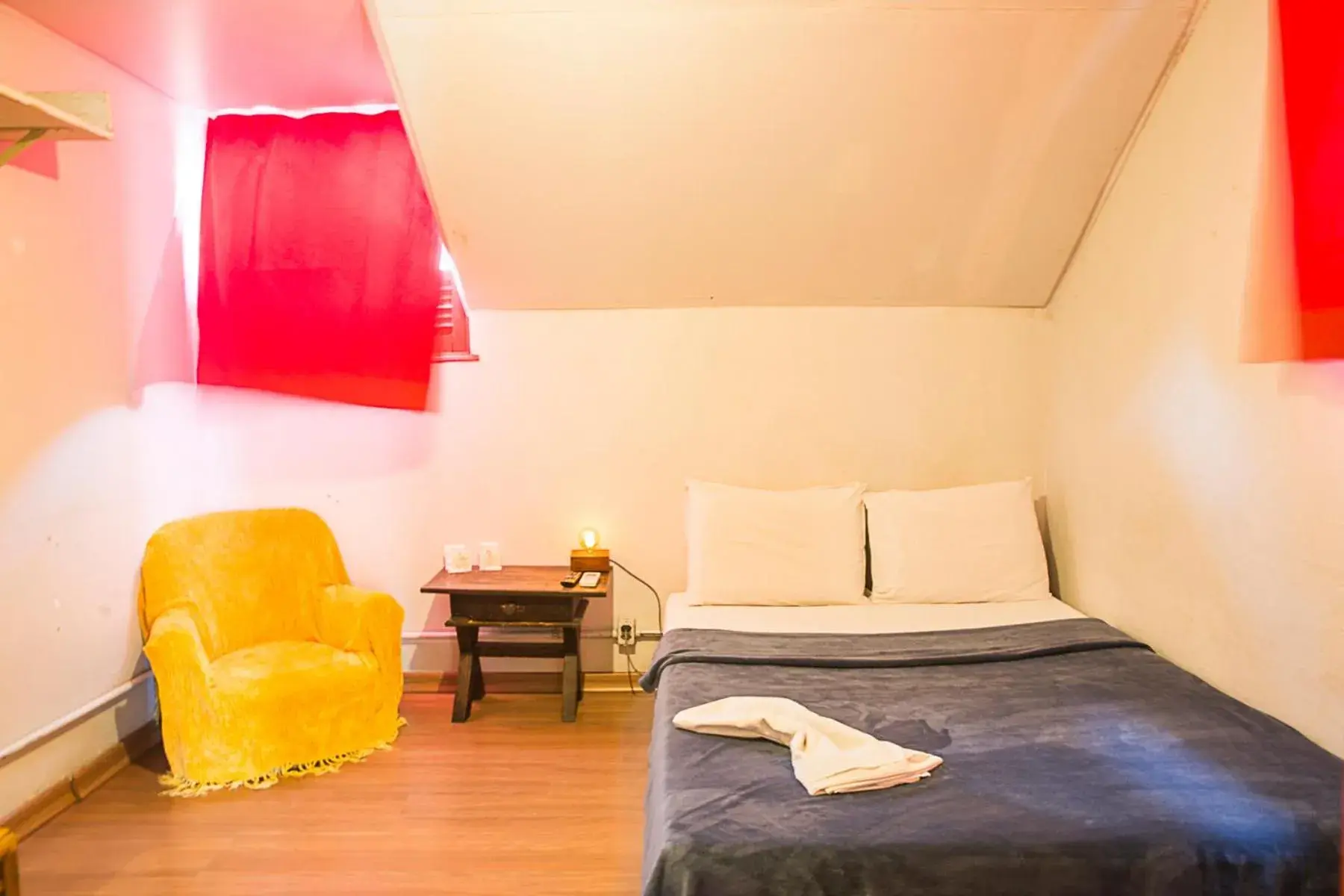 Double Room with Shared Bathroom in Mambembe Hostel Double Room with Shared Bathroom in Mambembe Hostel