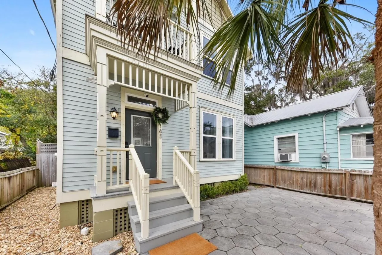 Property building in Casa Escuela