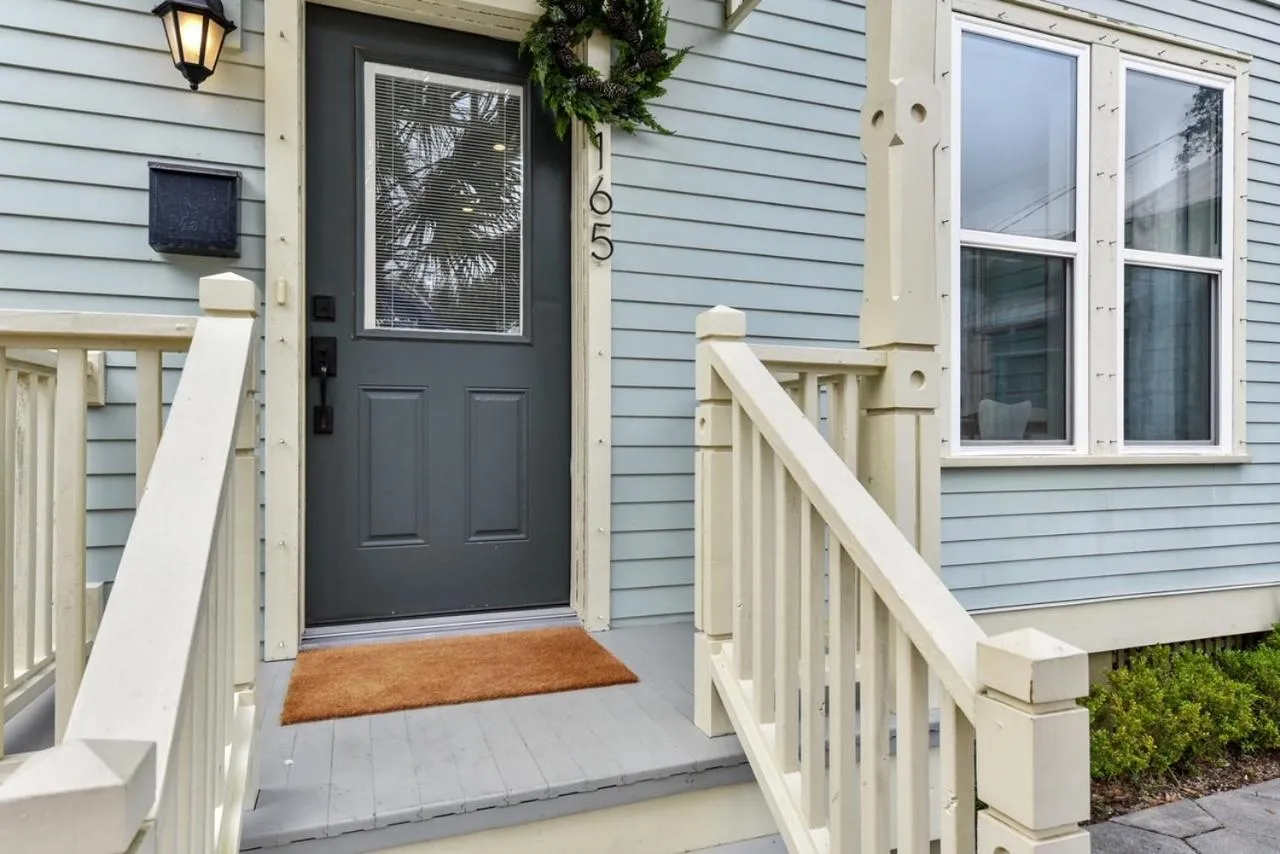 Property building in Casa Escuela