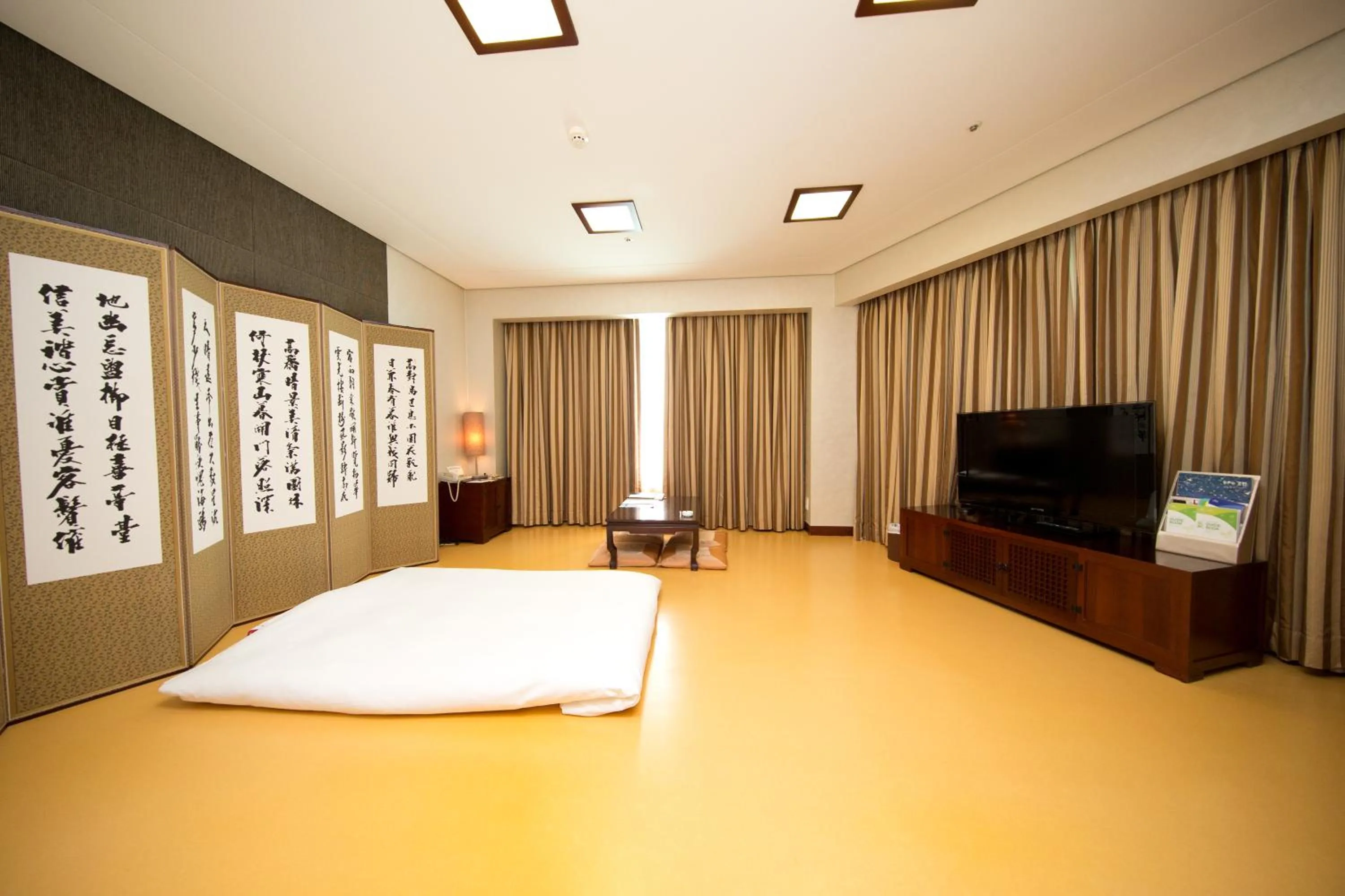 Bed in High1 Grand Hotel Main Tower