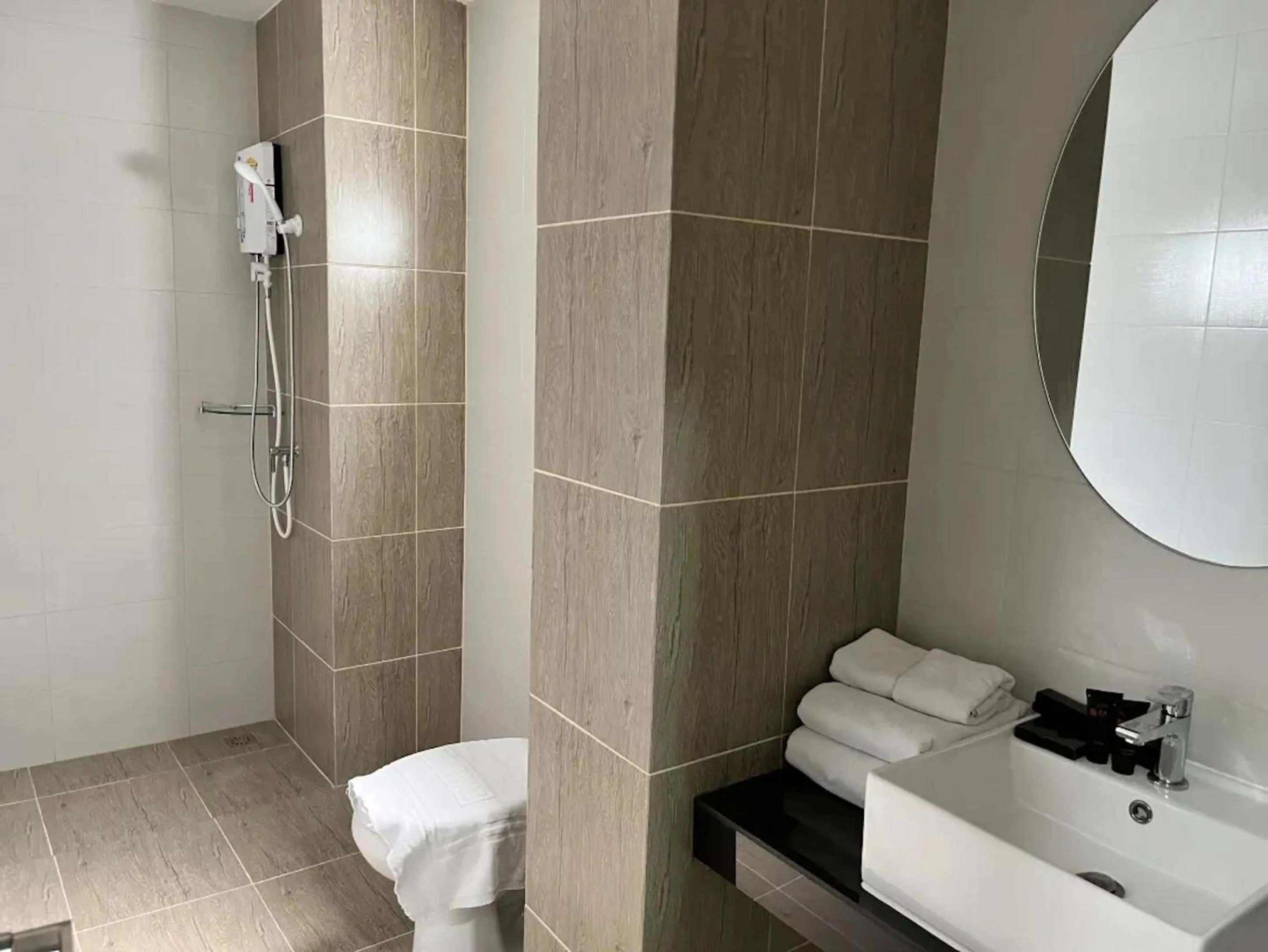 Shower in Zayn Express & Suites