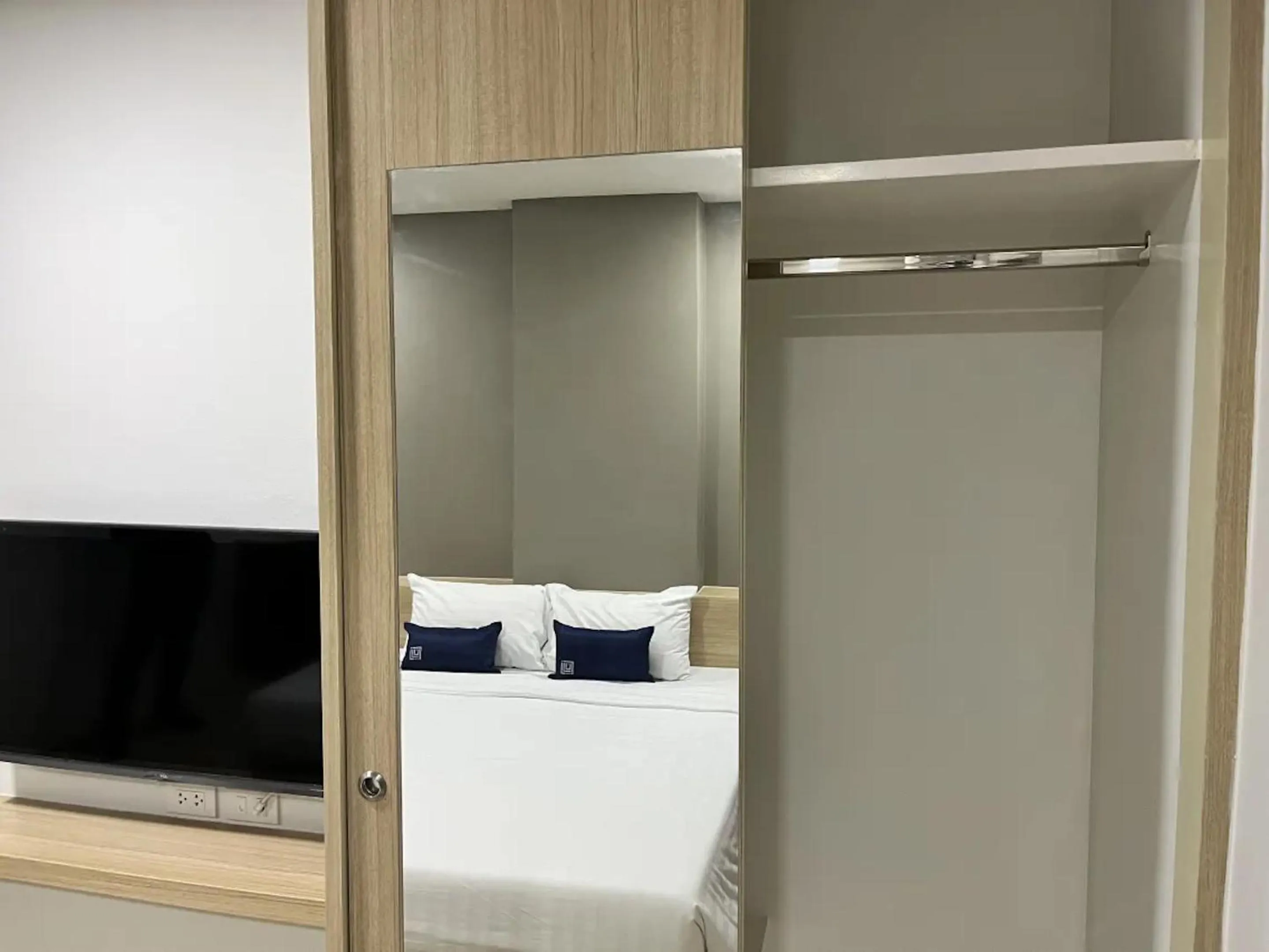 Bed in Zayn Express & Suites