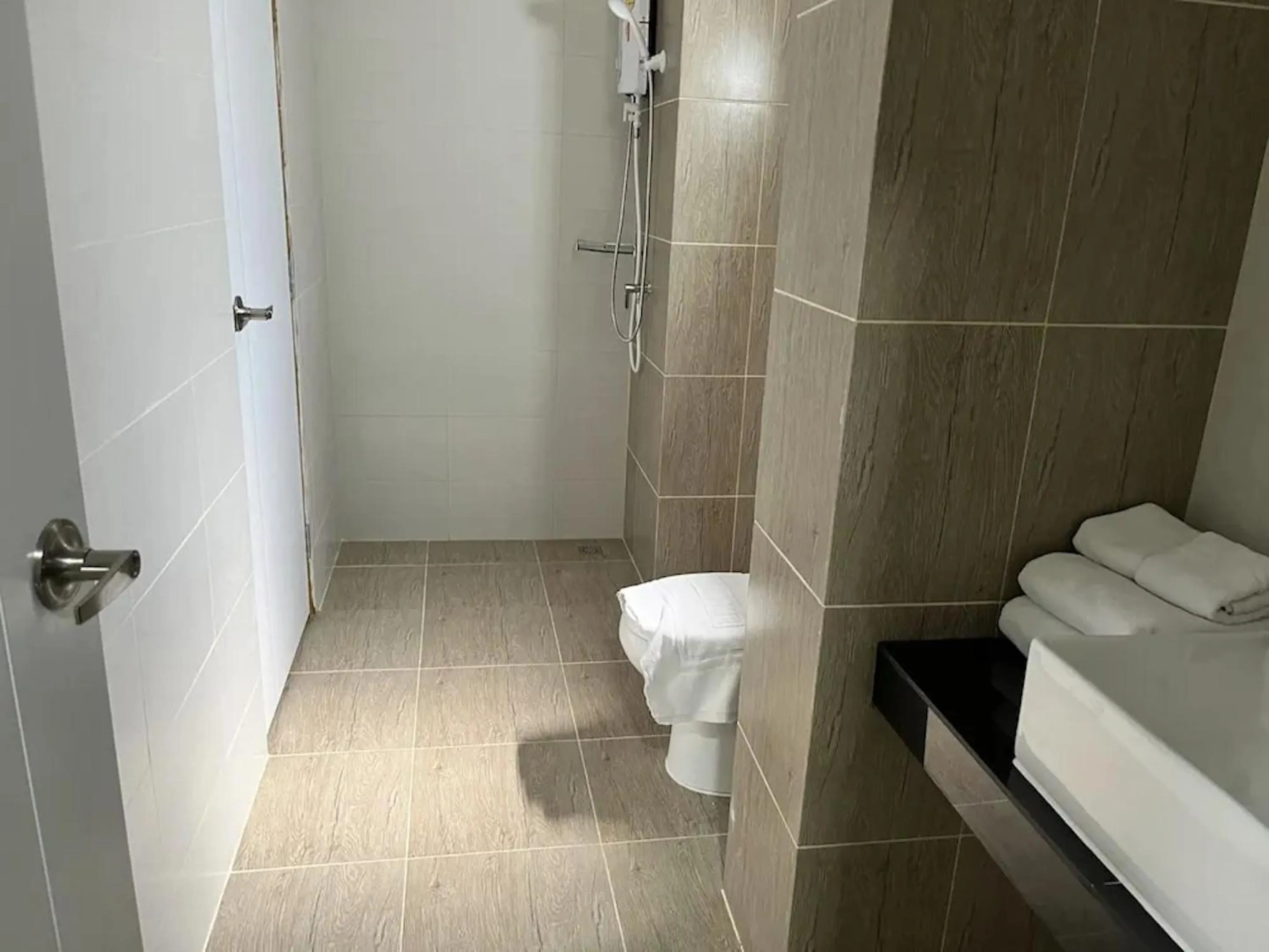 Shower in Zayn Express & Suites