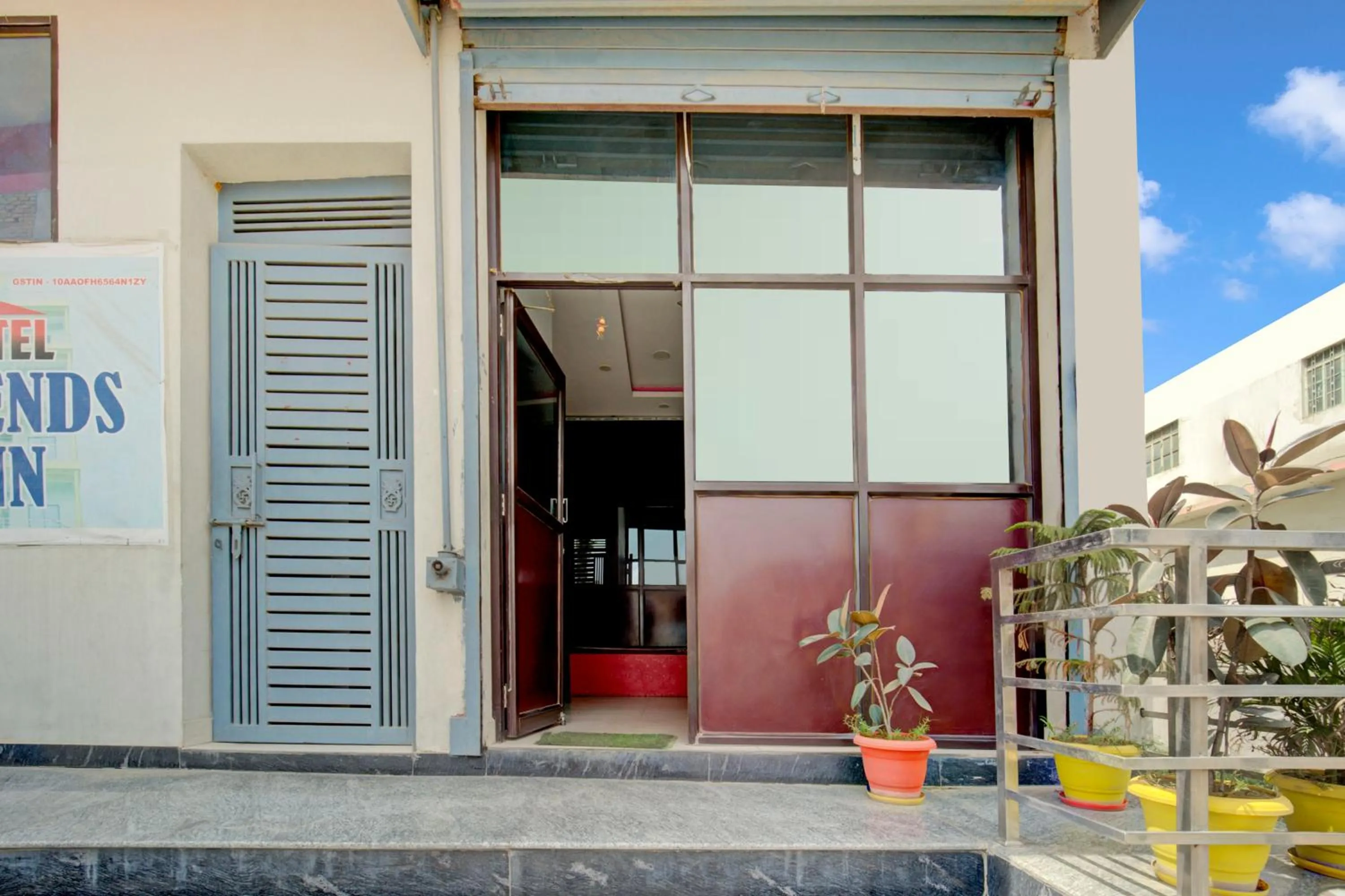 Facade/entrance in Hotel O Friends Inn
