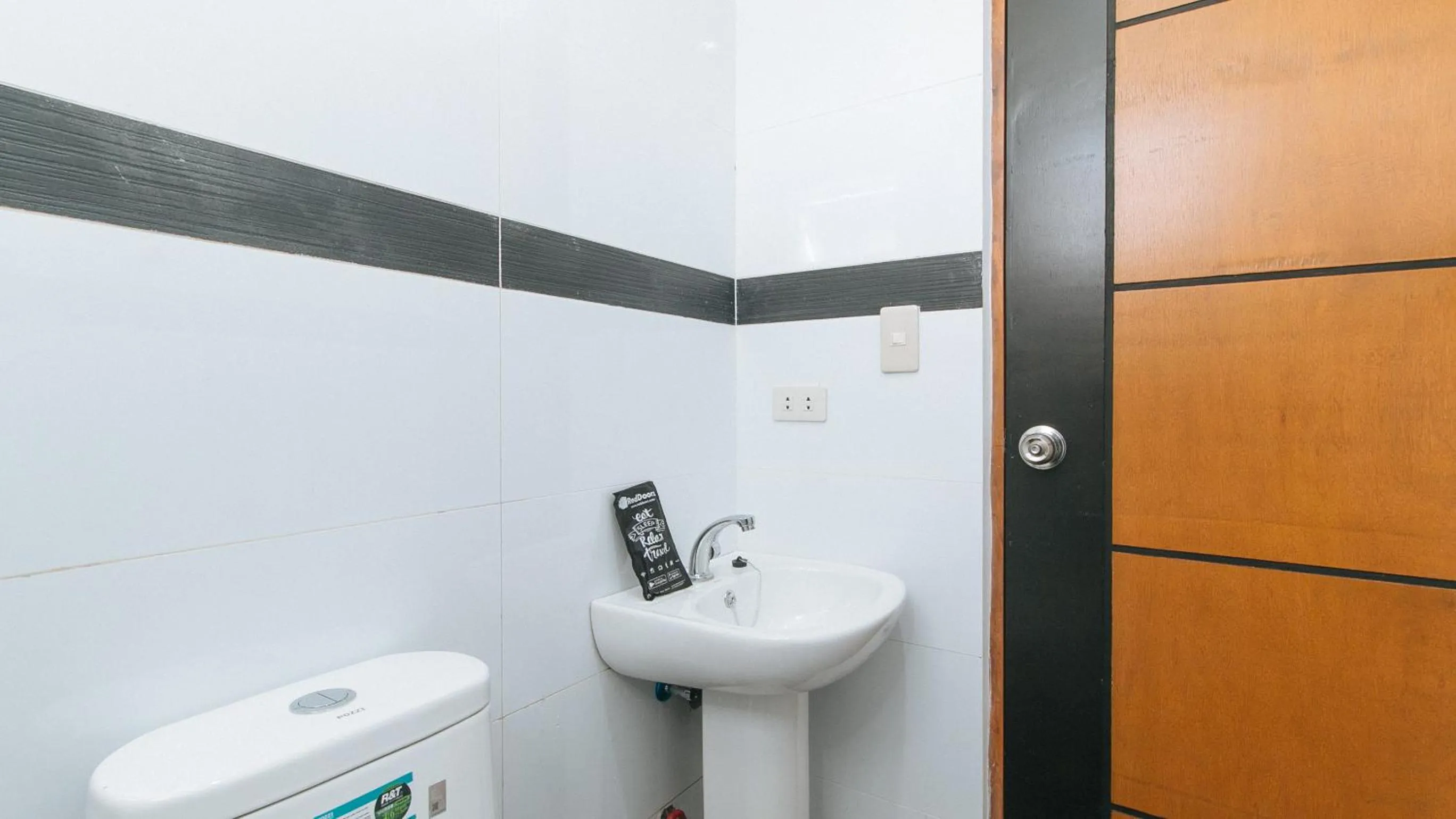 Toilet in RedDoorz @ St. Catherine Residences Olongapo City