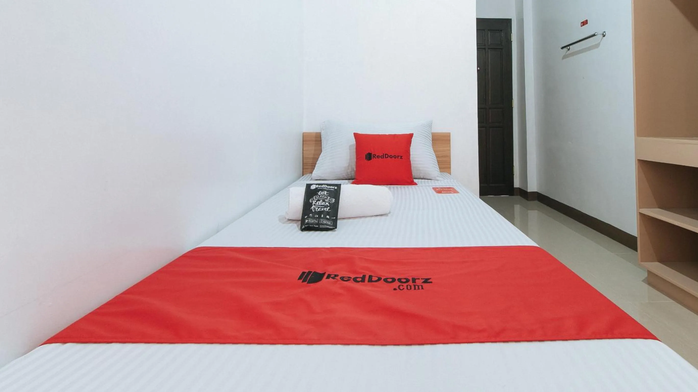 Bedroom, Bed in RedDoorz Near Iloilo International Airport