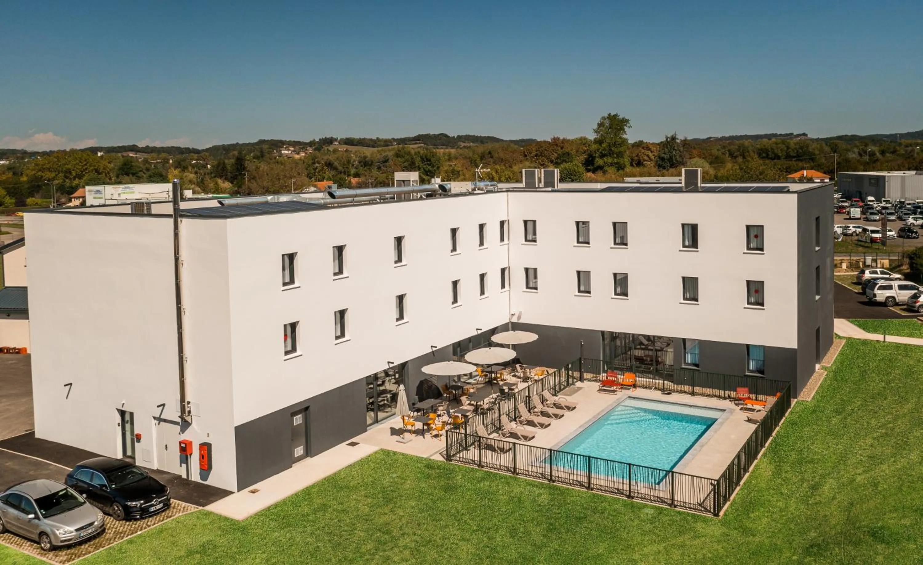 Swimming pool in Greet Hôtel Orthez Bearn