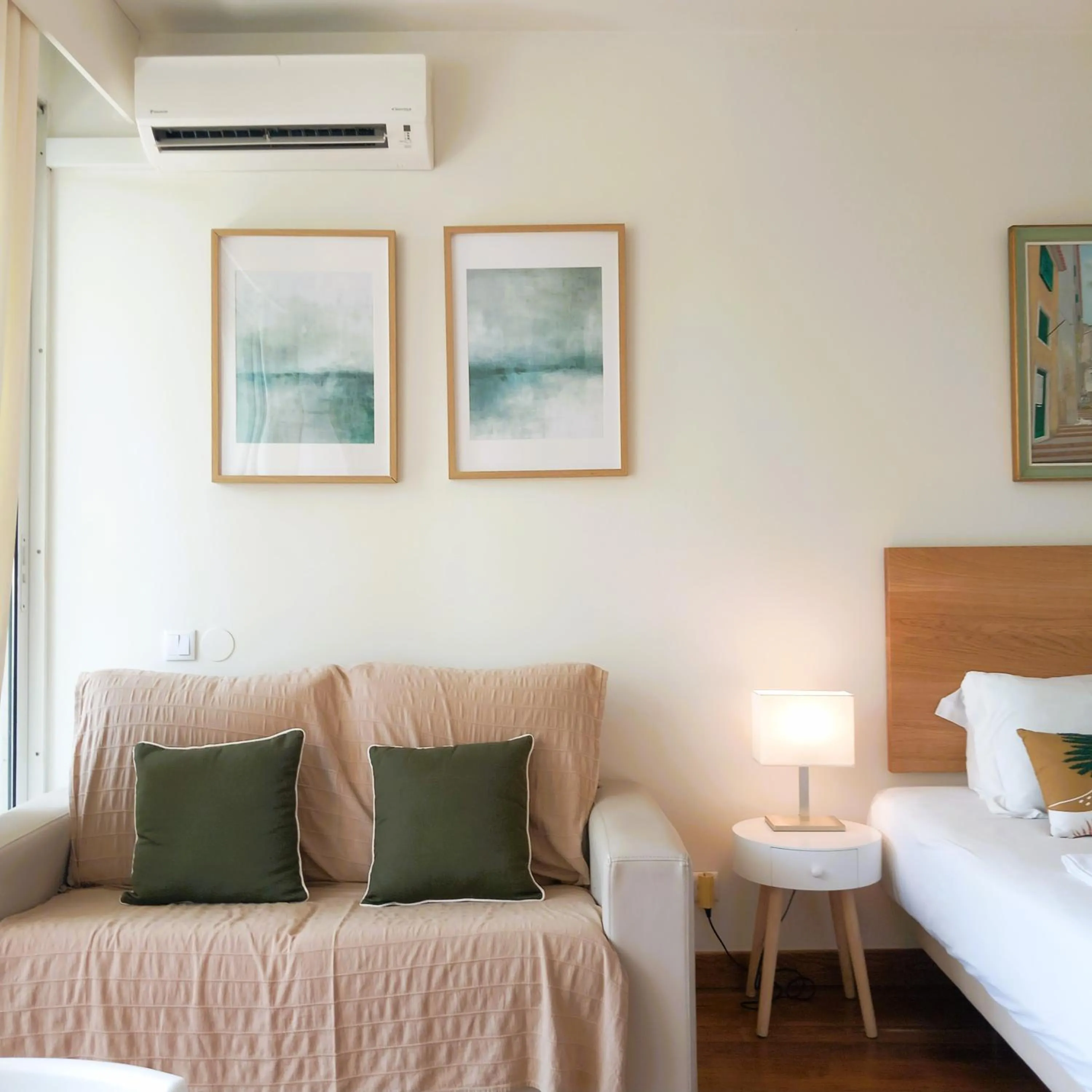 Bed in Rent4Rest Estoril Beachfront Apartments