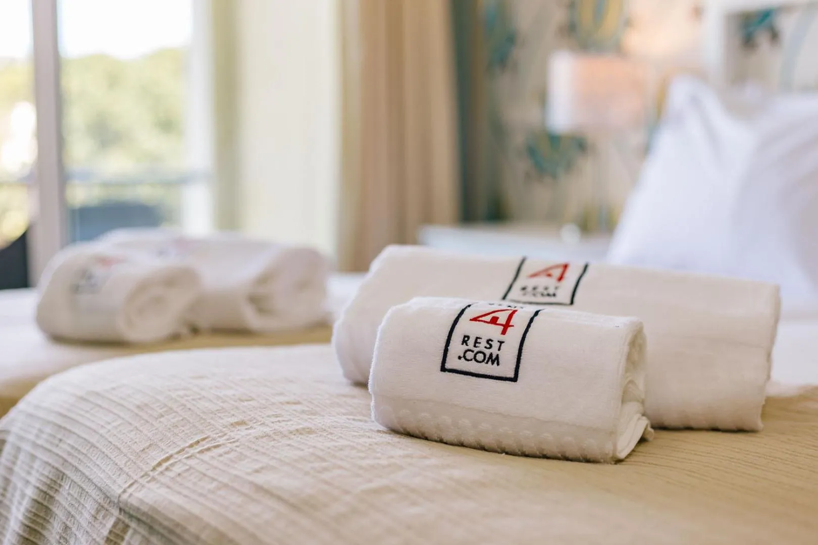 Bed in Rent4Rest Estoril Beachfront Apartments