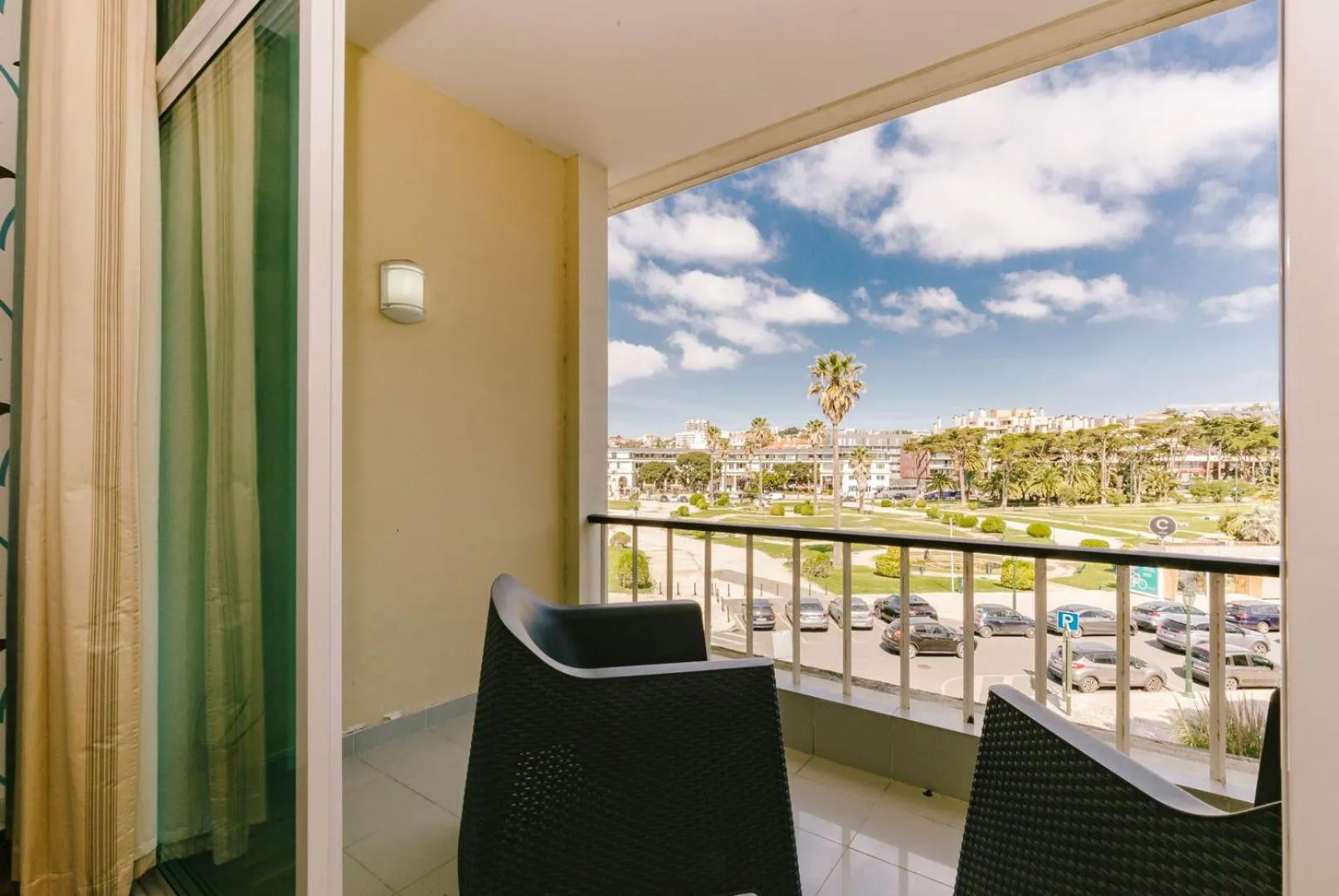 Day in Rent4Rest Estoril Beachfront Apartments