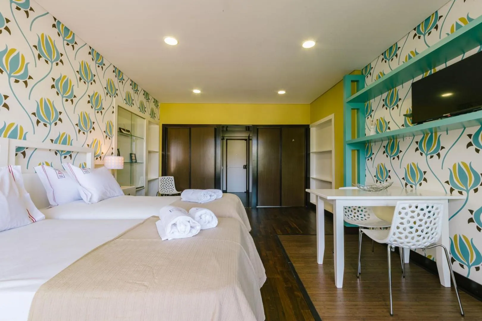 Bed in Rent4Rest Estoril Beachfront Apartments