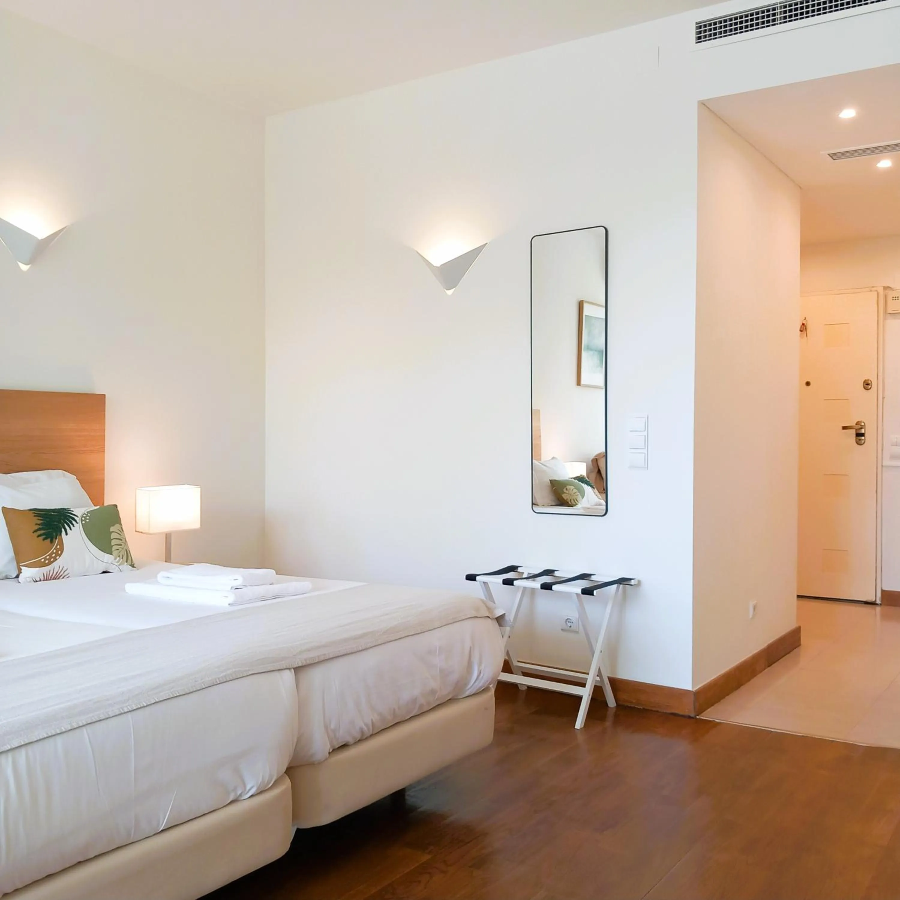 Bed in Rent4Rest Estoril Beachfront Apartments