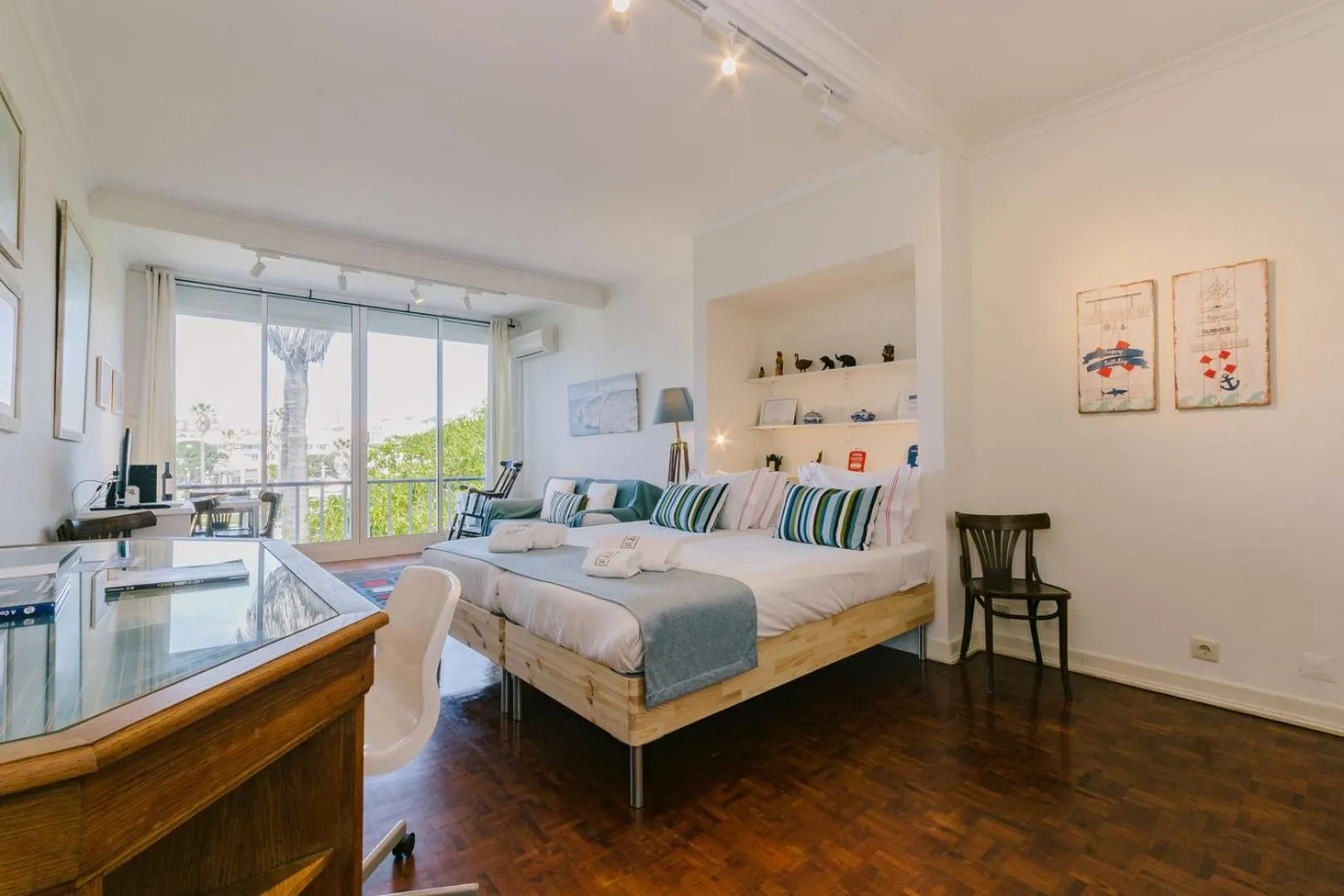 Bed in Rent4Rest Estoril Beachfront Apartments