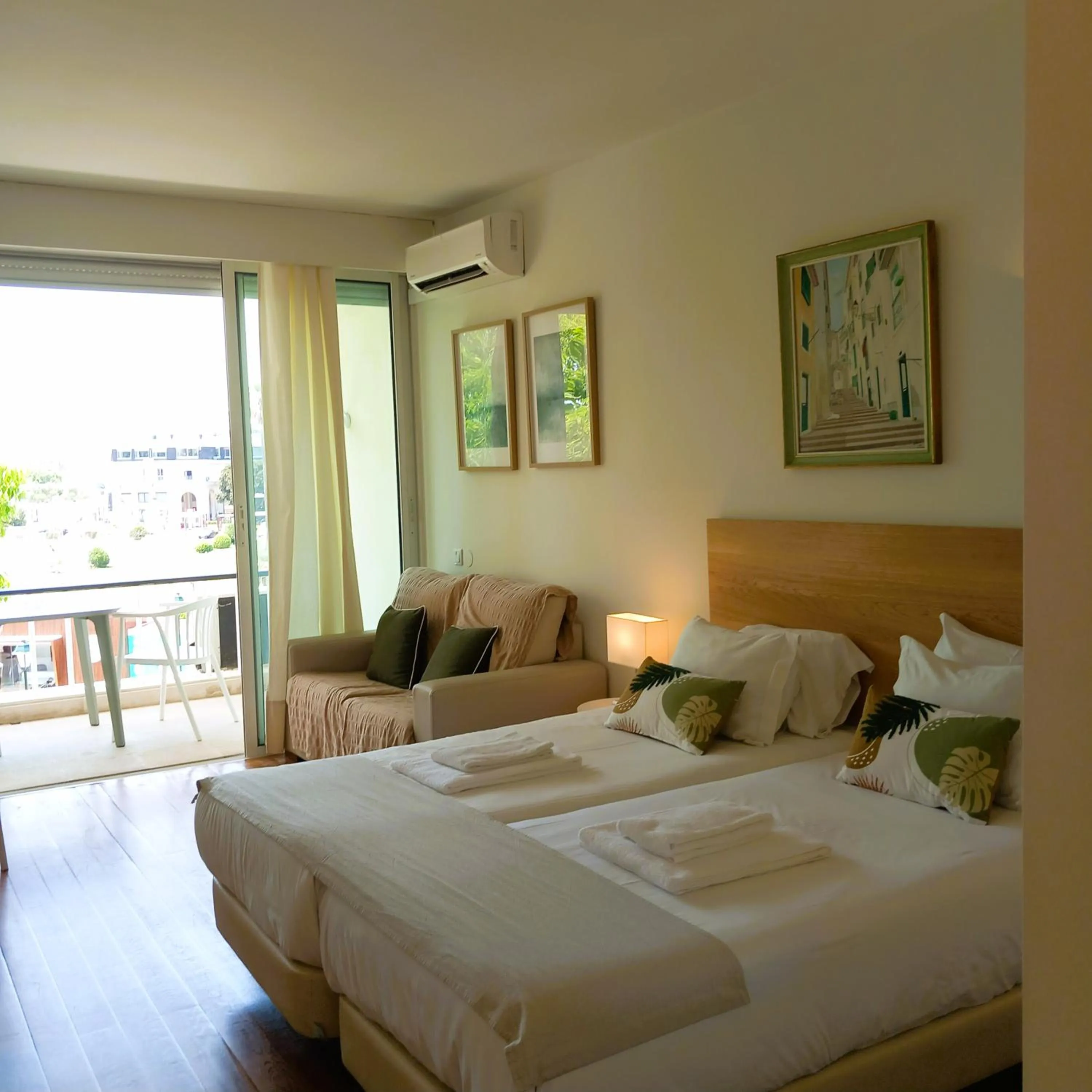 Bed in Rent4Rest Estoril Beachfront Apartments