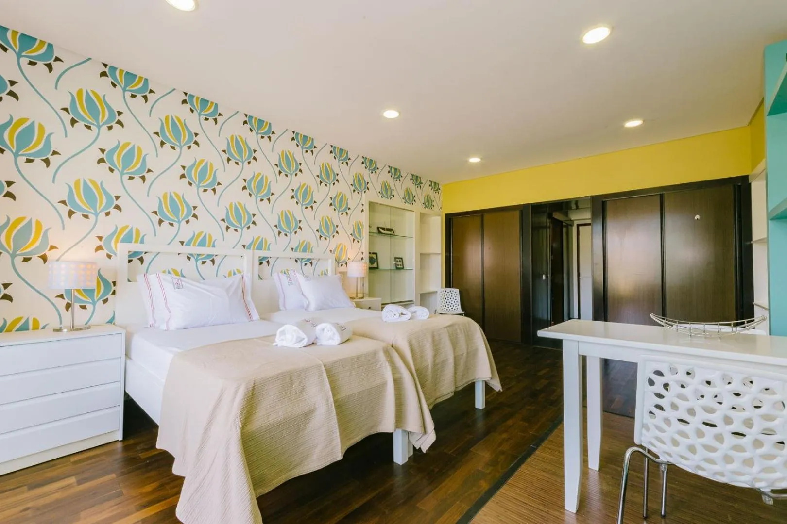 Bed in Rent4Rest Estoril Beachfront Apartments