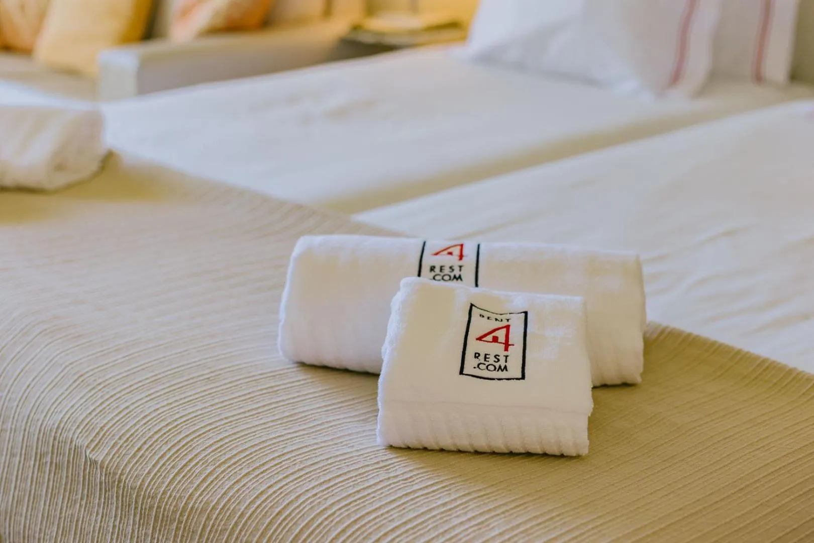 Bed in Rent4Rest Estoril Beachfront Apartments