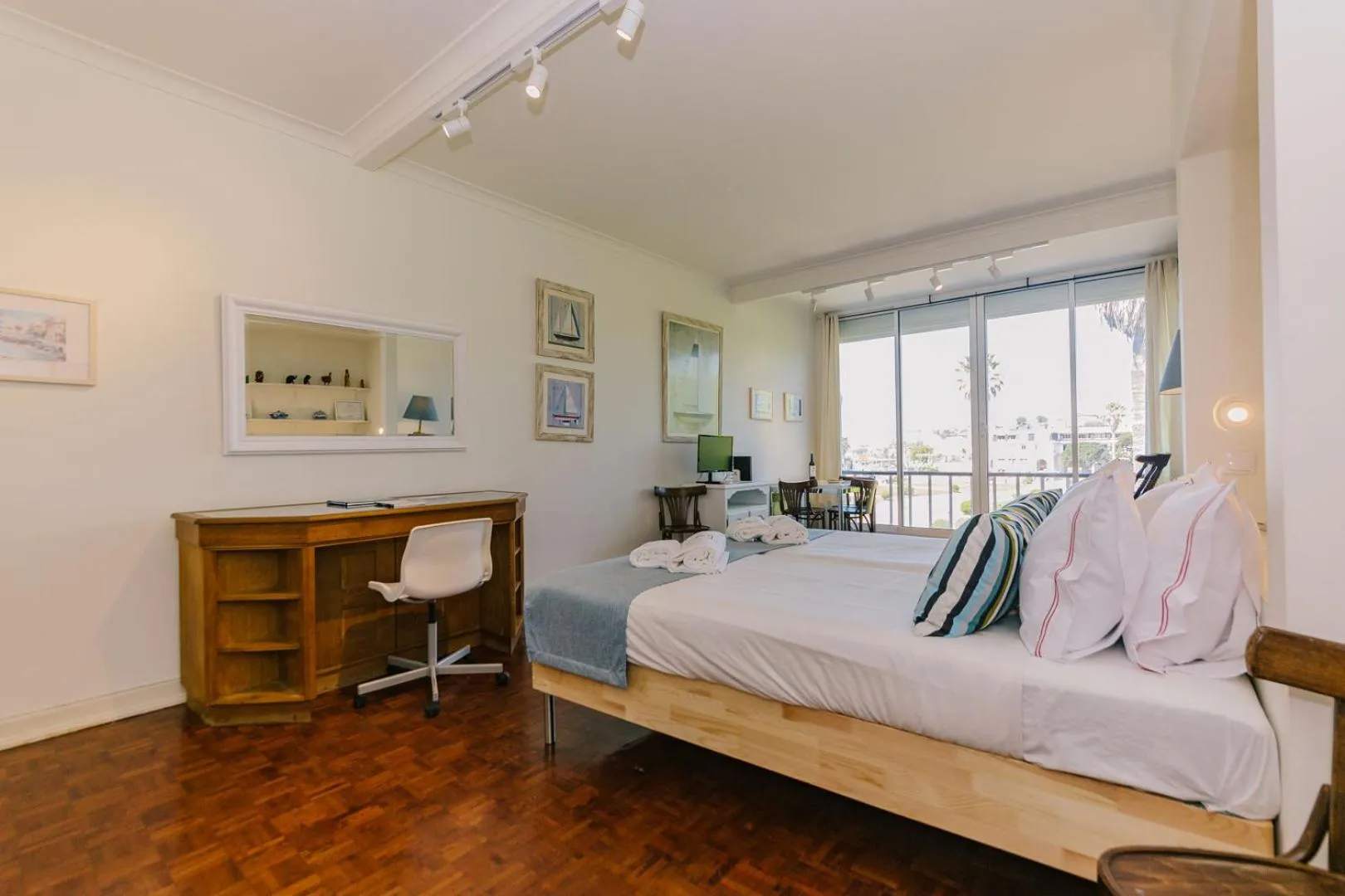 Bed in Rent4Rest Estoril Beachfront Apartments