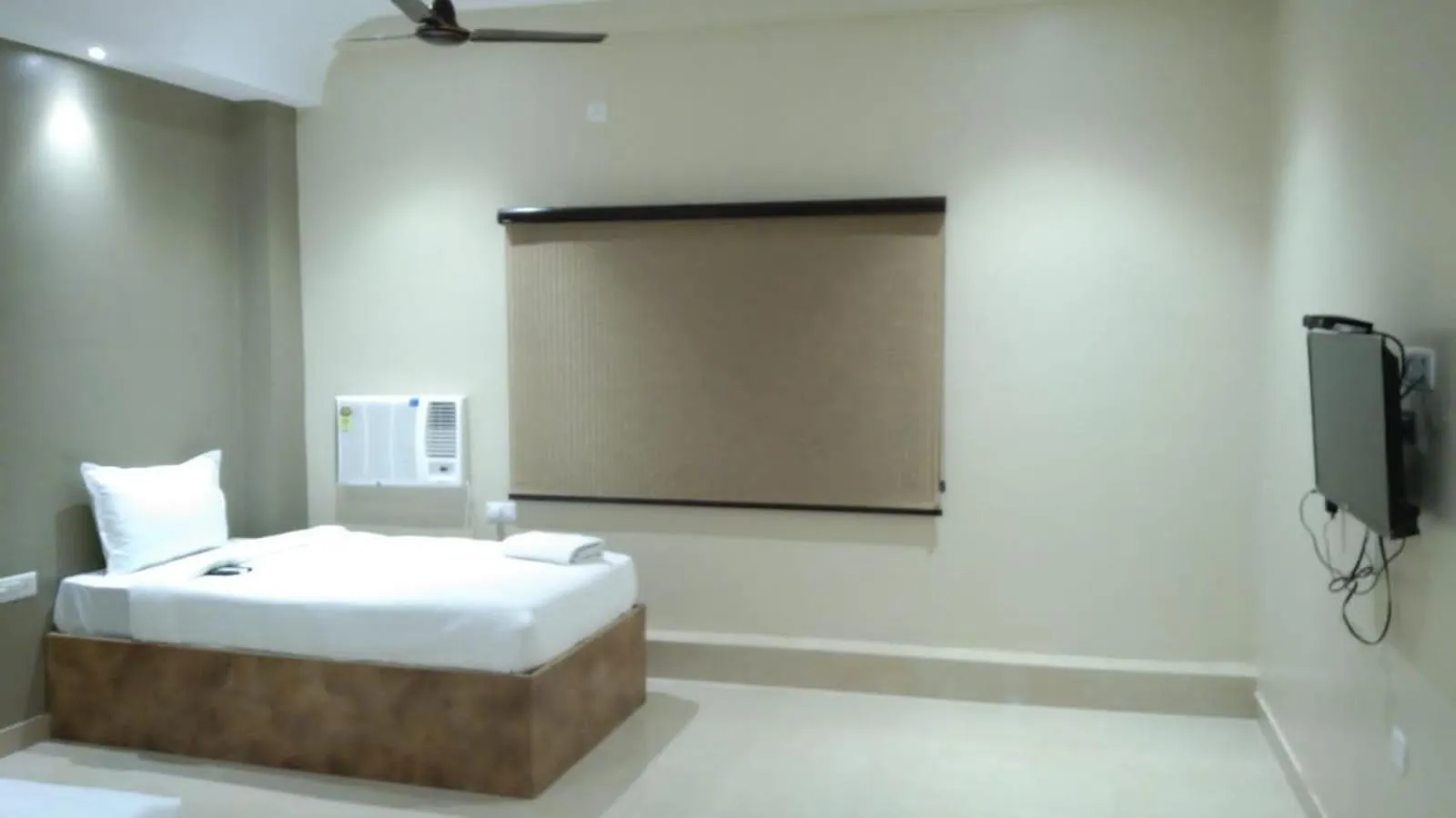 Bedroom, Bed in Hotel Sukhdham