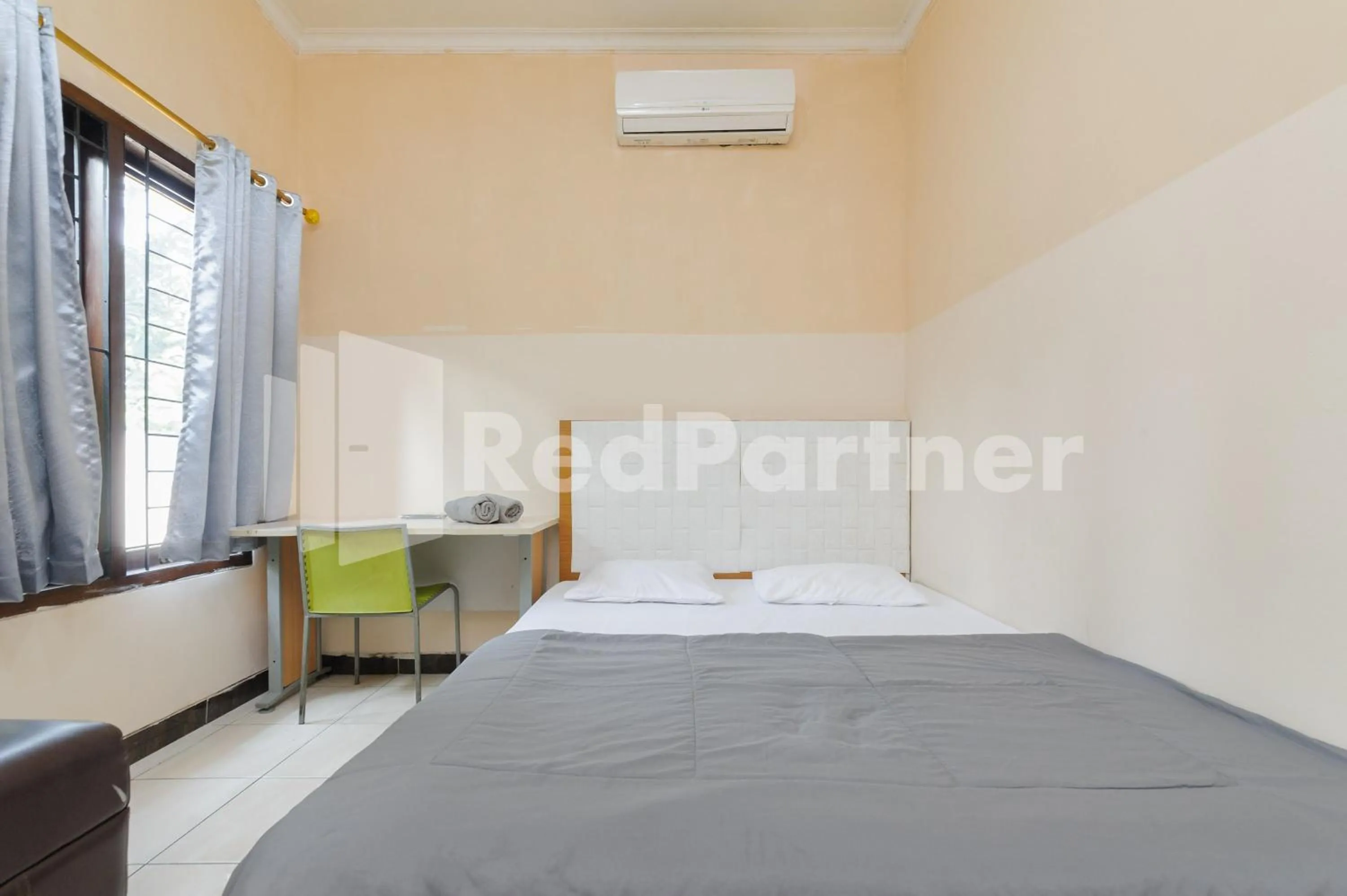 Bed in Karawaci Taman Permata Tiga Mitra RedDoorz