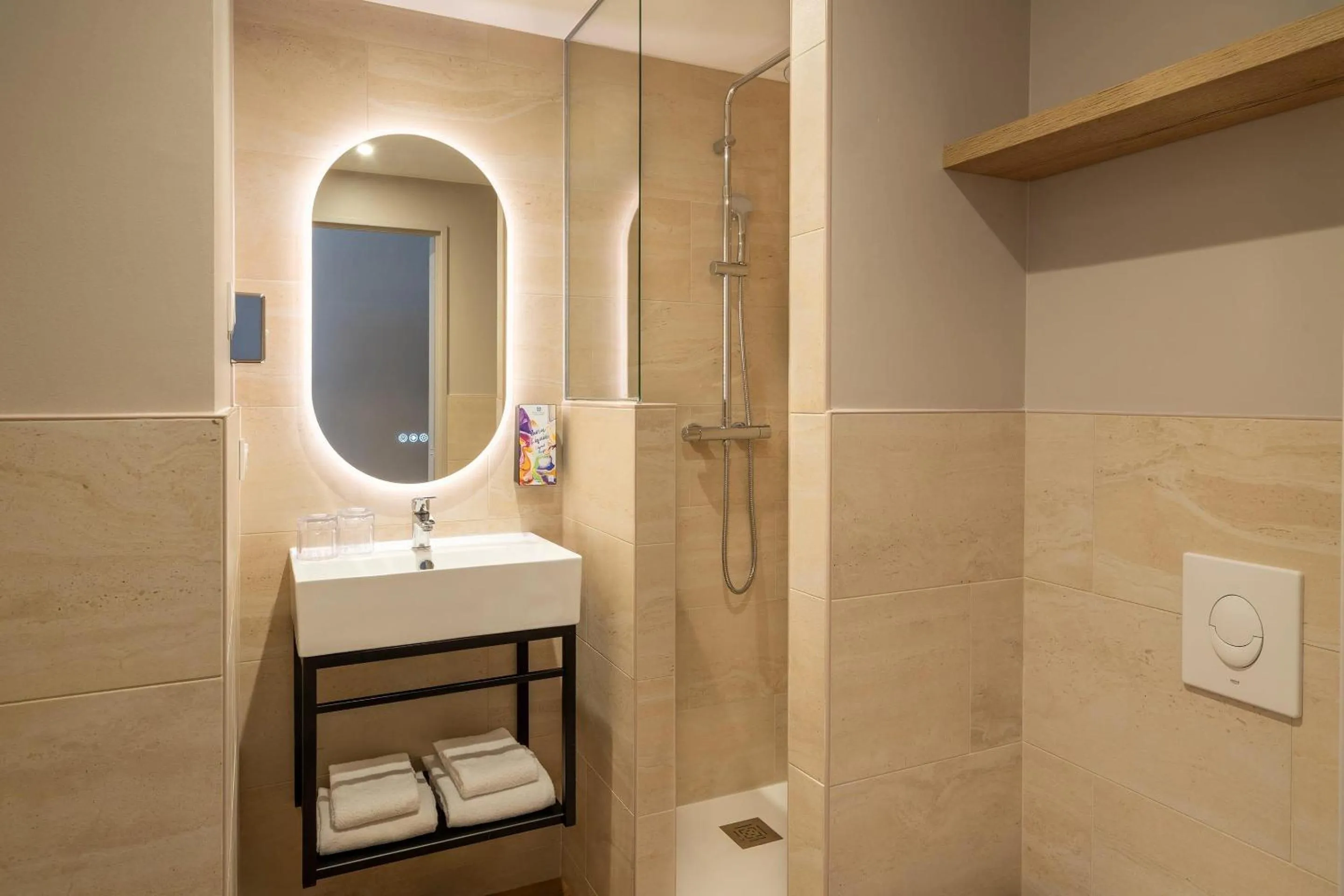 Shower in Sure Hotel by Best Western Tours Sud
