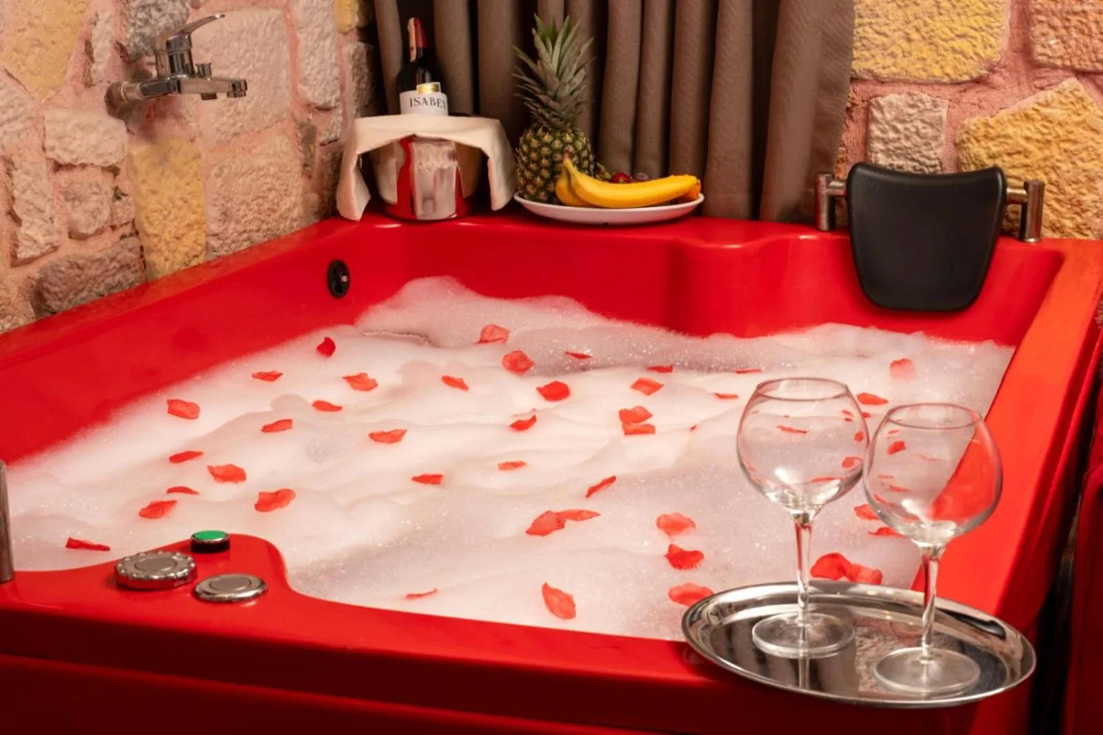 Hot Tub in REN PLUS SUITES