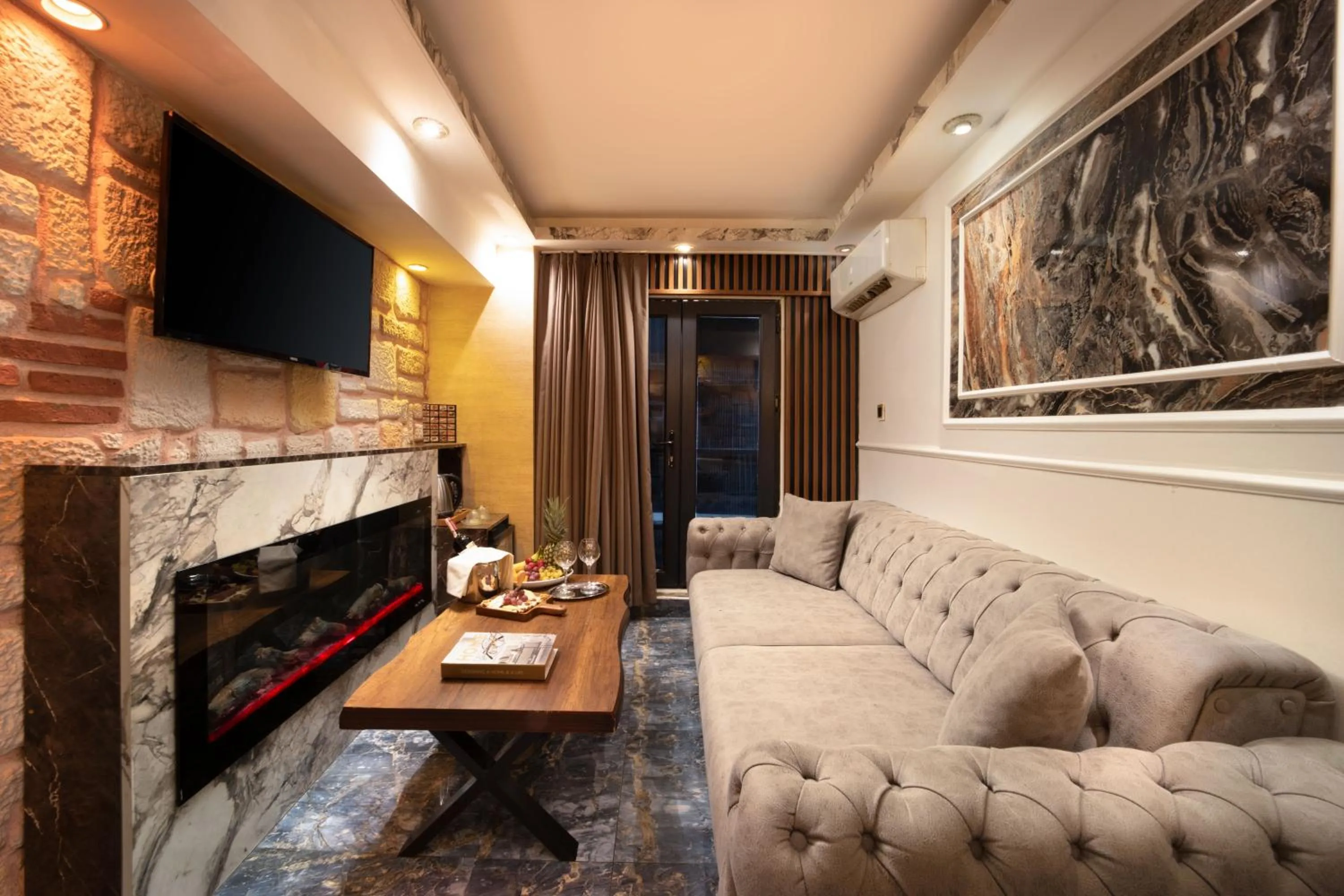 TV and multimedia in REN PLUS SUITES