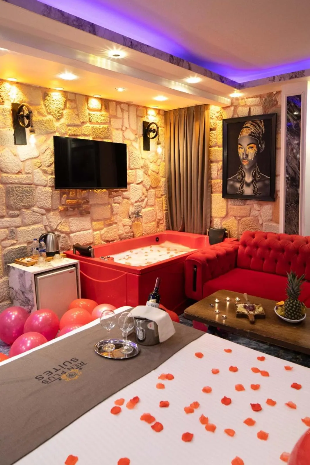 Photo of the whole room in REN PLUS SUITES