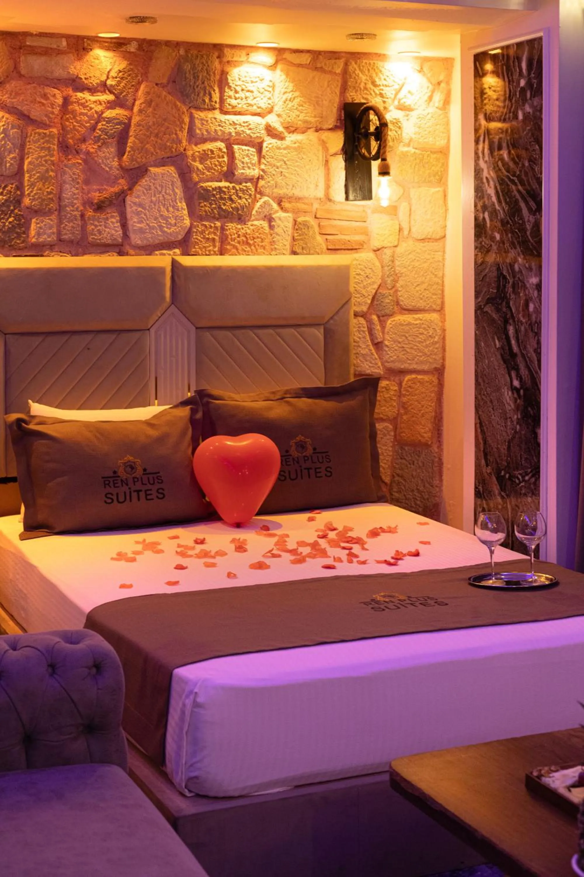 Bed in REN PLUS SUITES