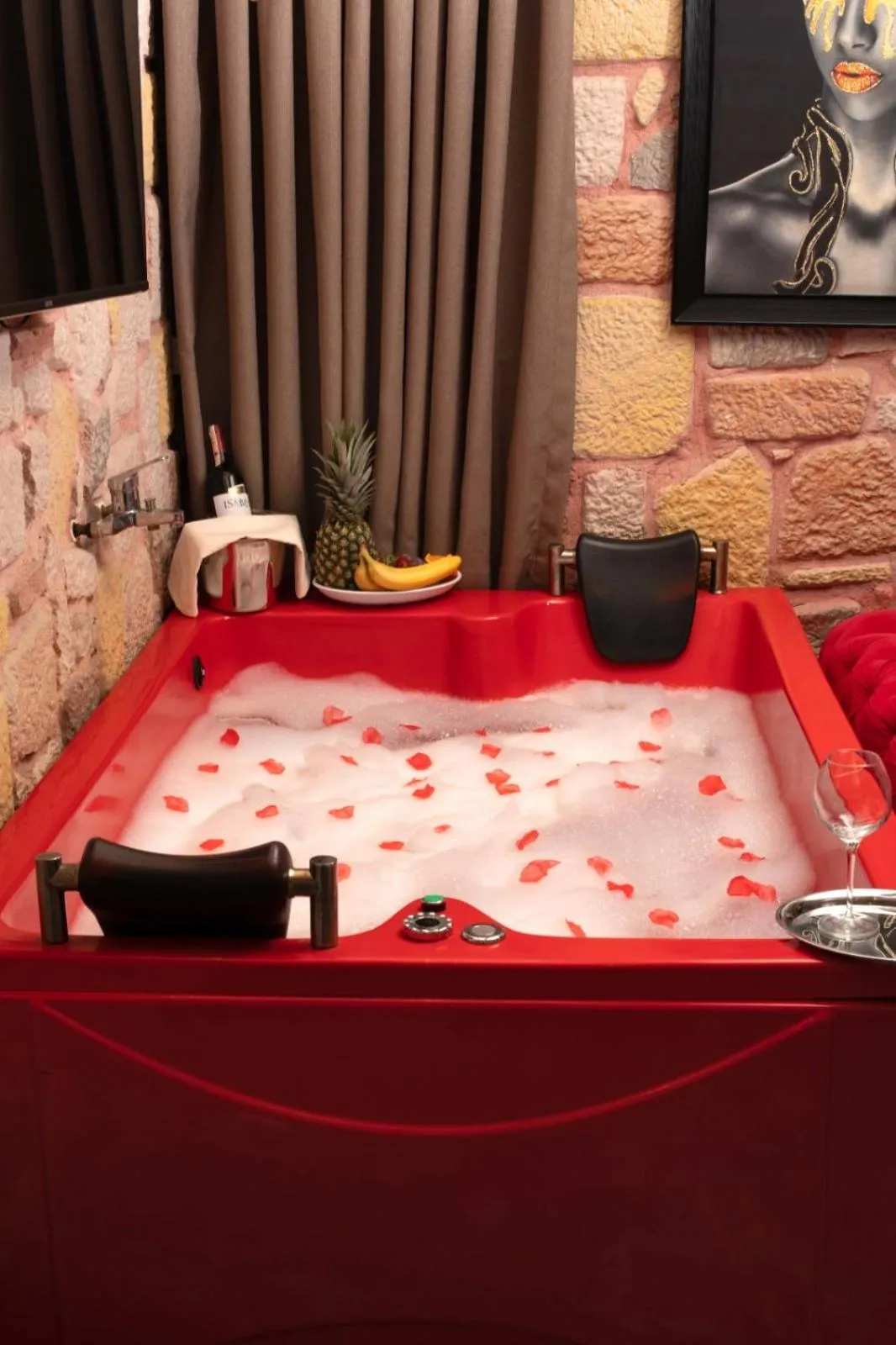 Hot Tub in REN PLUS SUITES