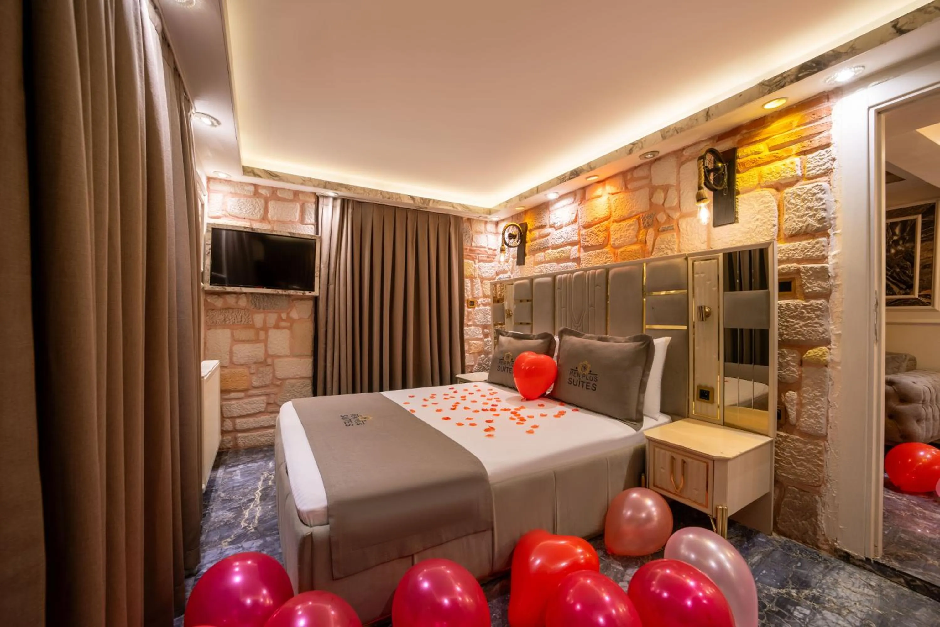 Photo of the whole room in REN PLUS SUITES