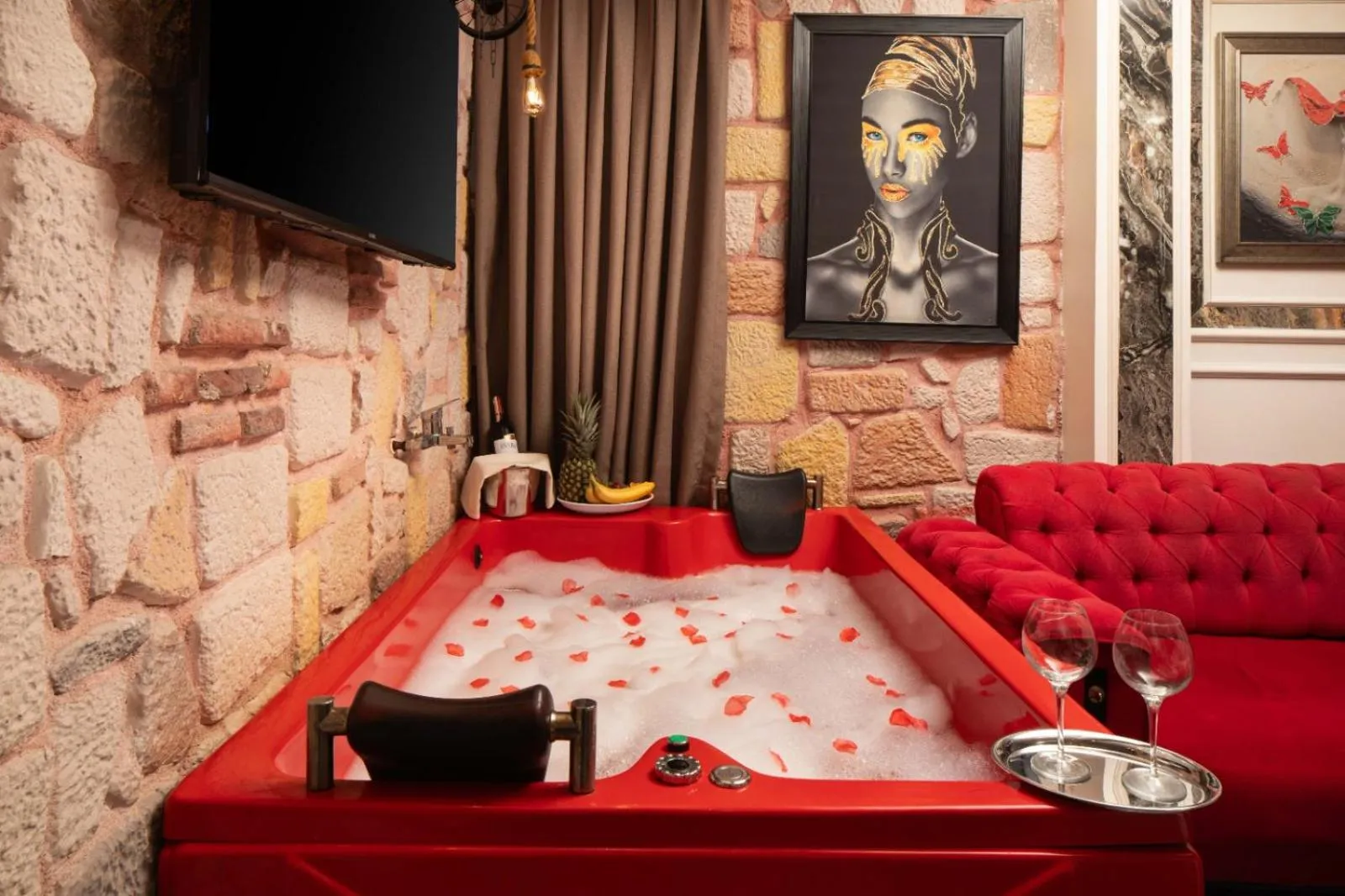 Photo of the whole room in REN PLUS SUITES