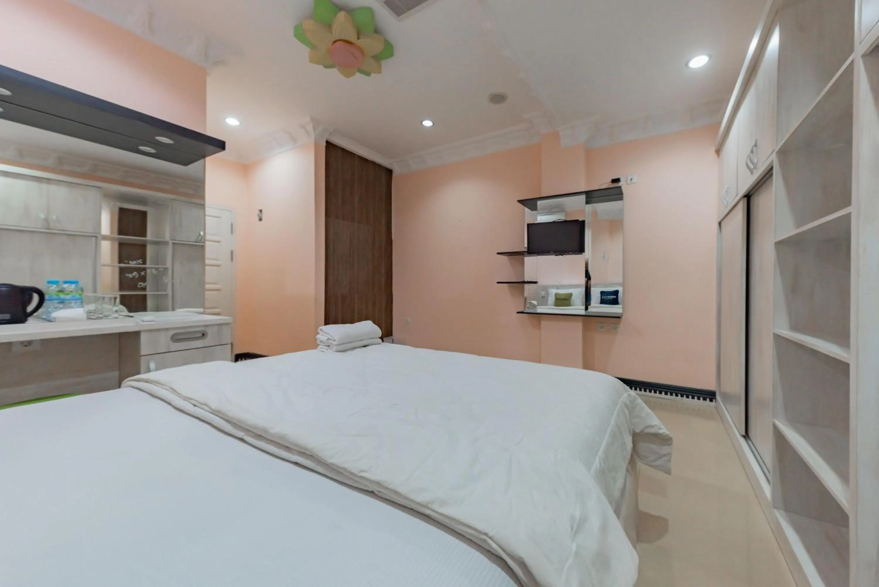 Bedroom, Bed in Urbanview Palace Syariah Balikpapan by RedDoorz