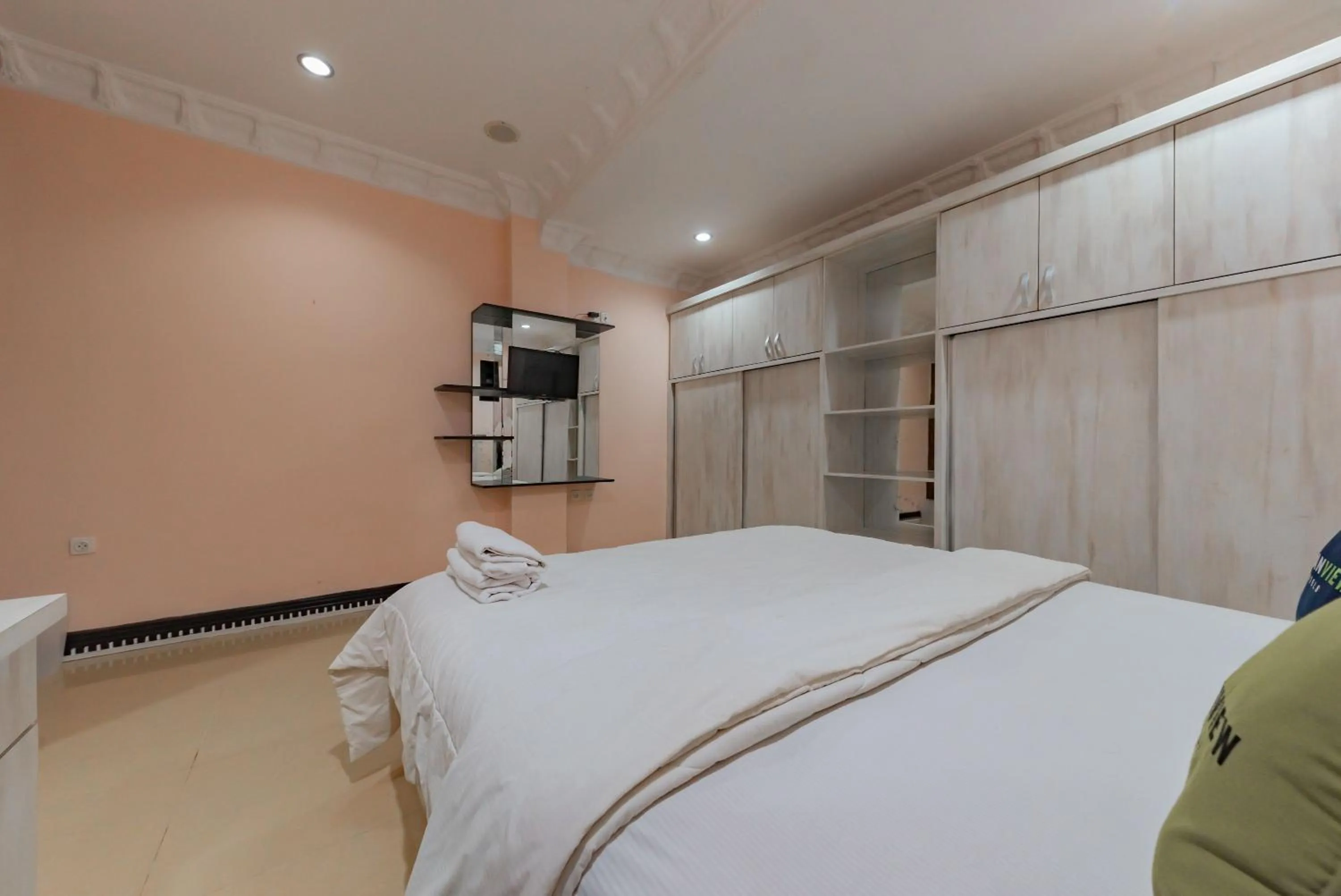 Bedroom, Bed in Urbanview Palace Syariah Balikpapan by RedDoorz