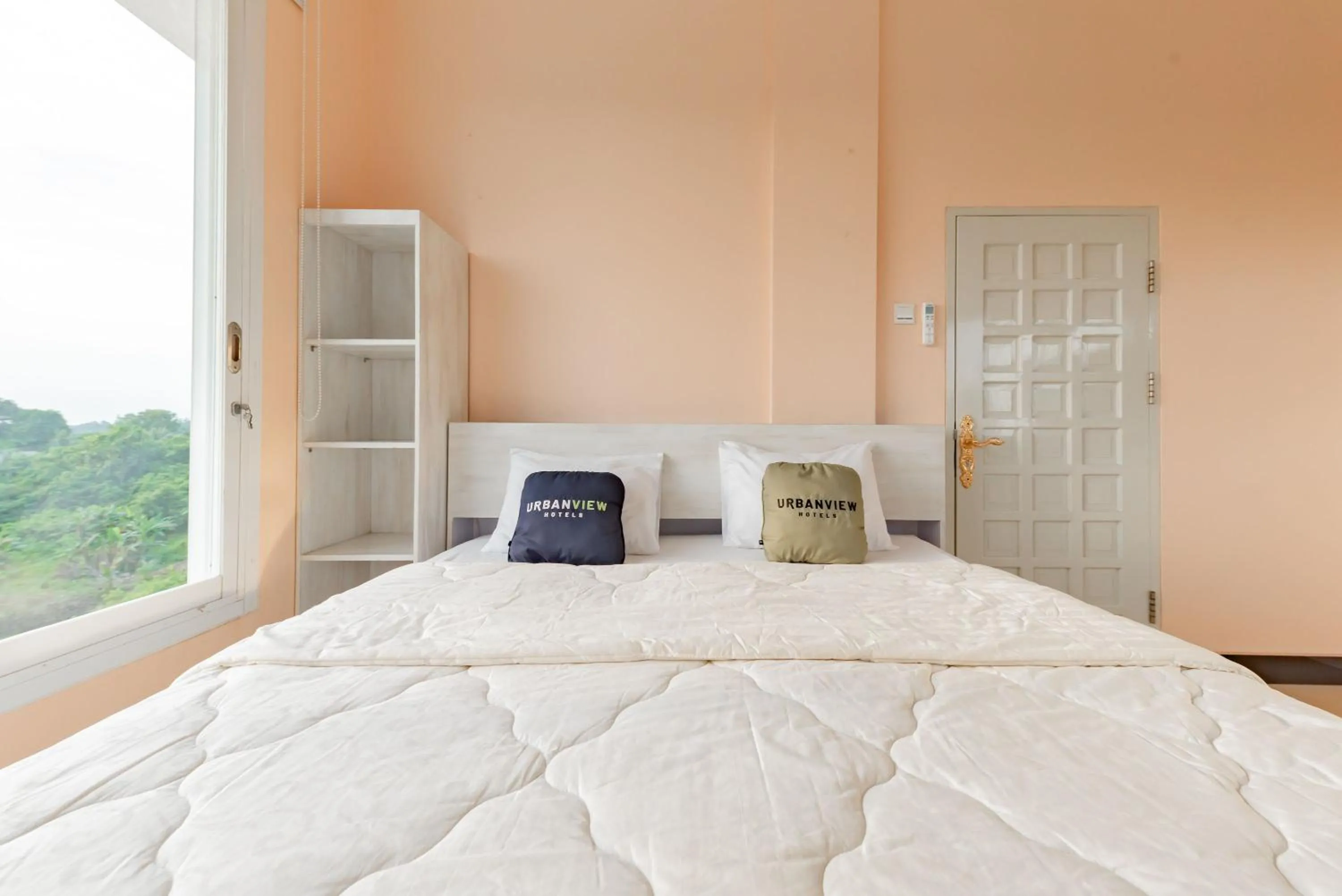 Bedroom, Bed in Urbanview Palace Syariah Balikpapan by RedDoorz