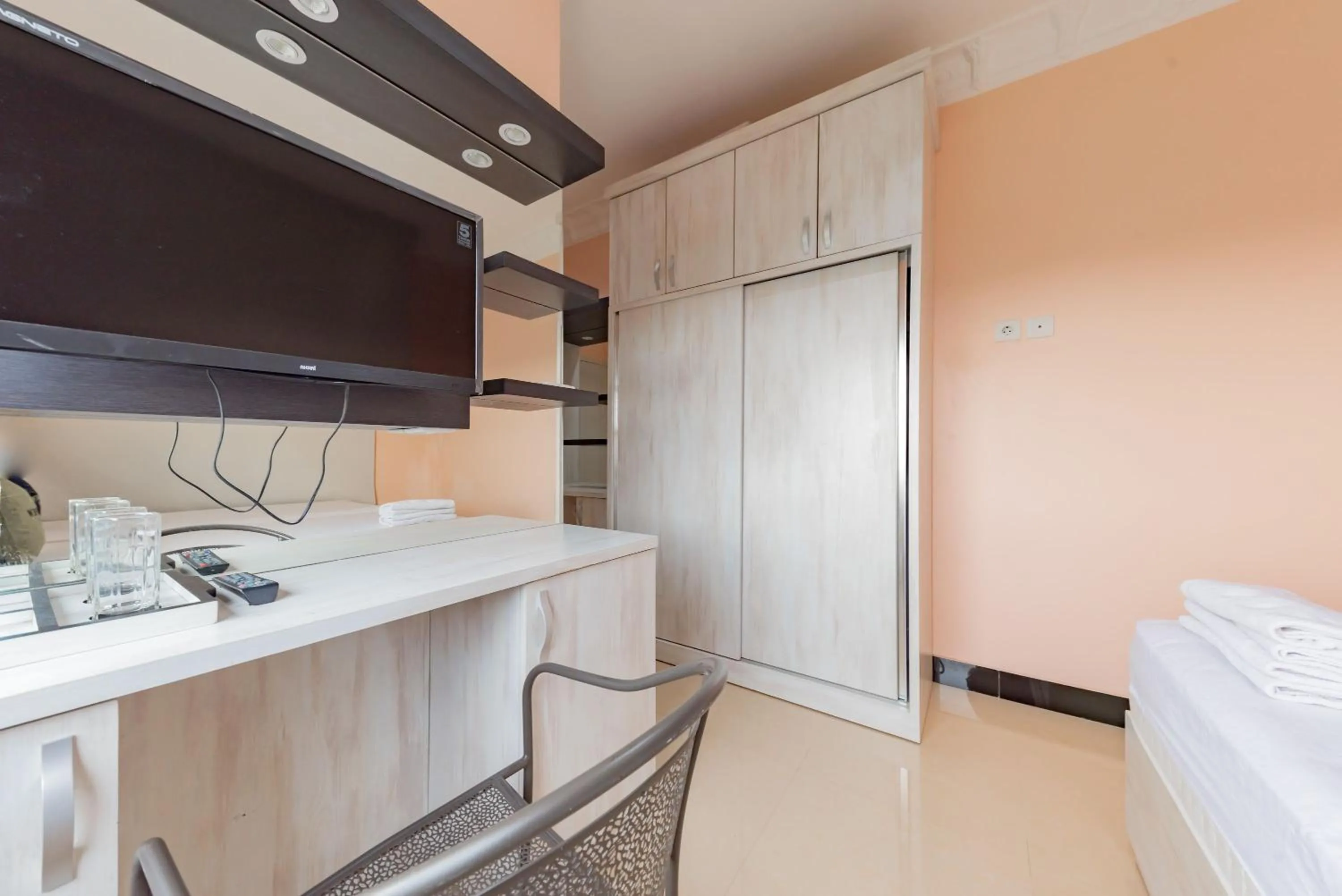 Bedroom, Bed in Urbanview Palace Syariah Balikpapan by RedDoorz