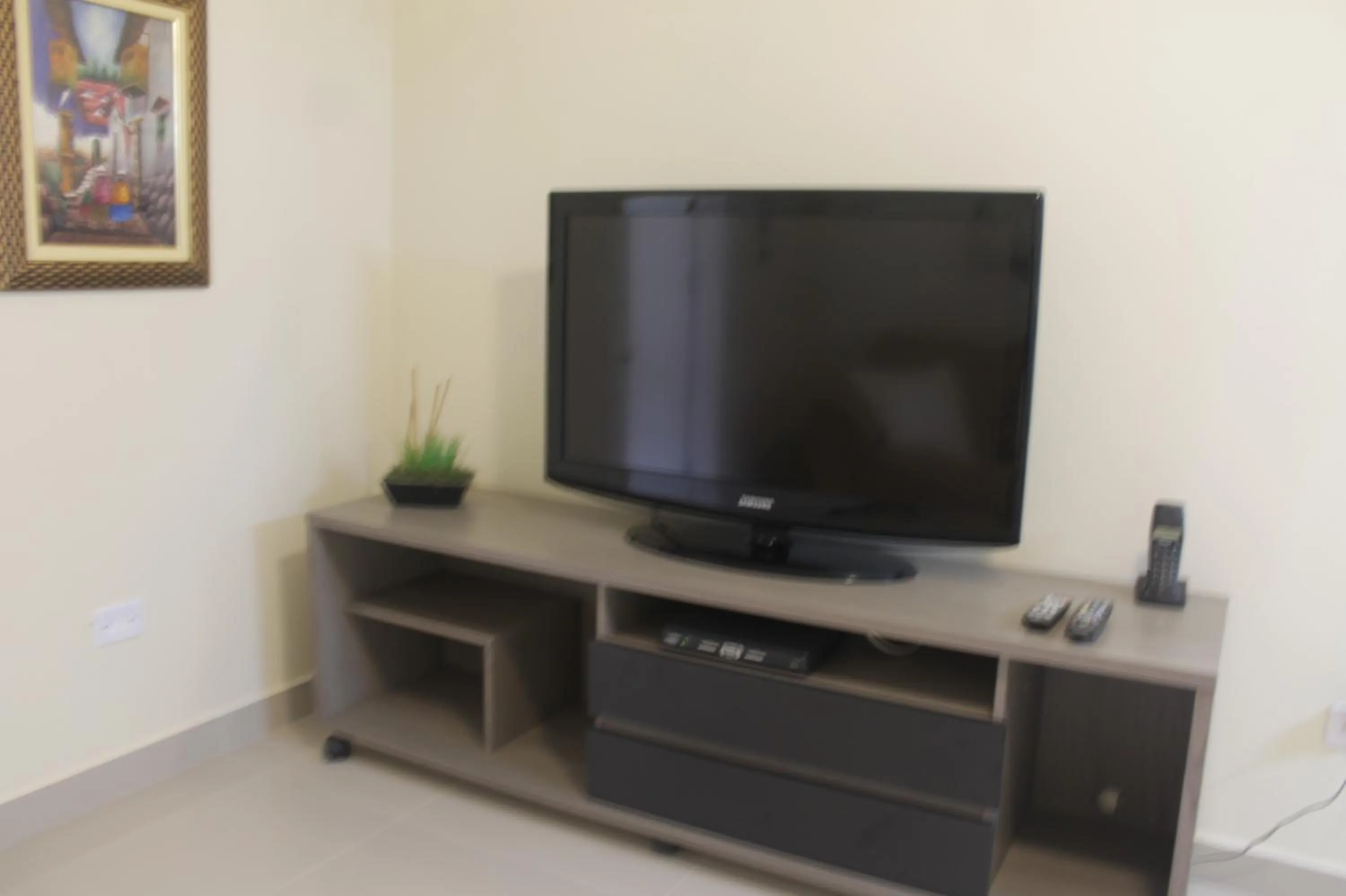 TV and multimedia in Pousada Porto Paraiso, o seu Paraíso Escondido no Guarujá