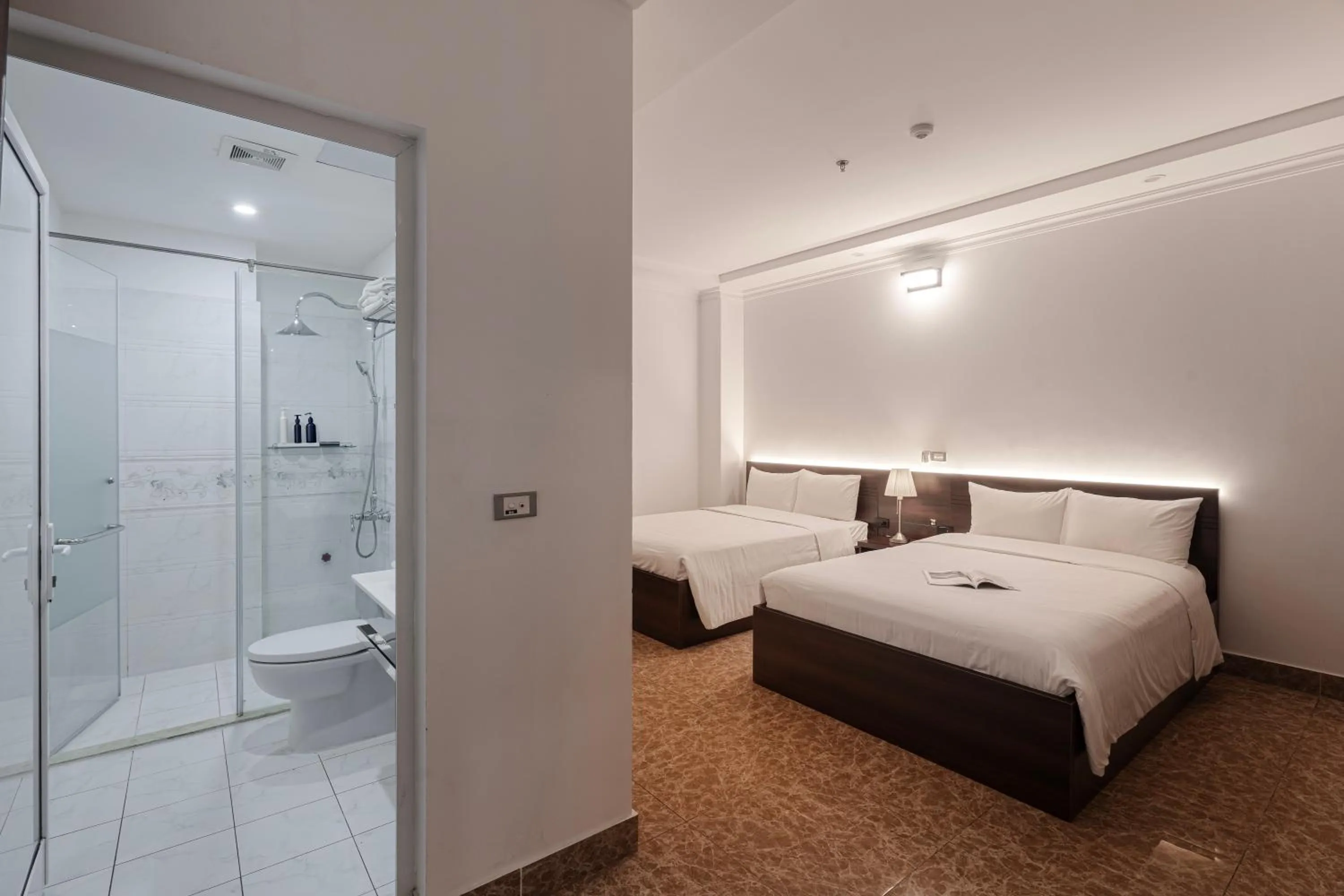 Shower, Bed in 그레이스 호텔 Grace Hotel & Residence