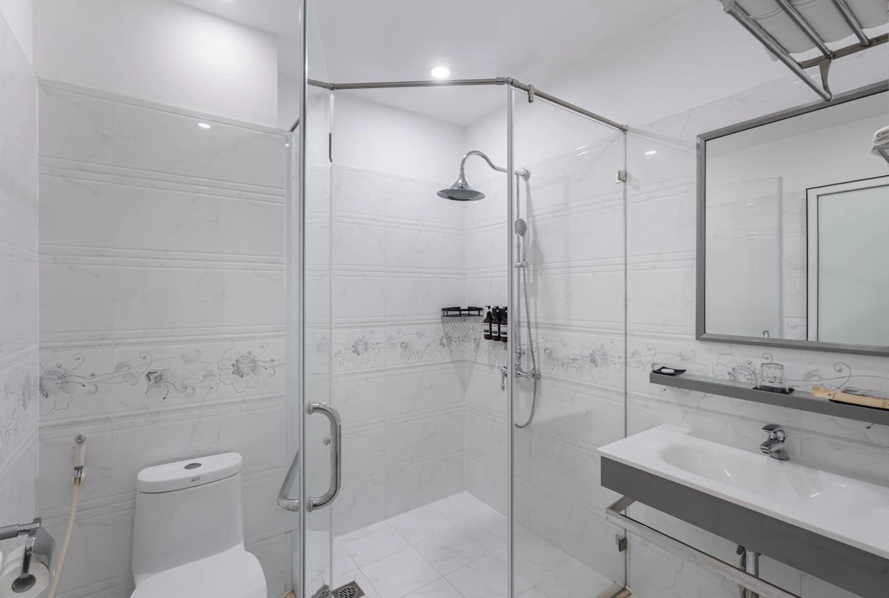 Shower in 그레이스 호텔 Grace Hotel & Residence